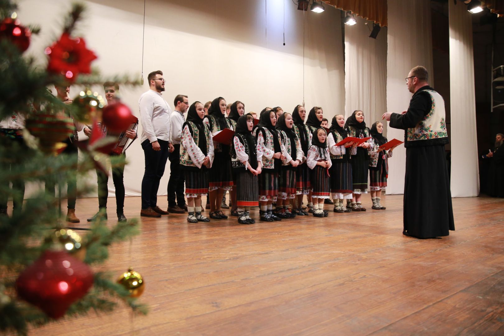 Părintele Mitropolit Teofan prezent la Concertul „Bucuria Nașterii Domnului” din Botoșani