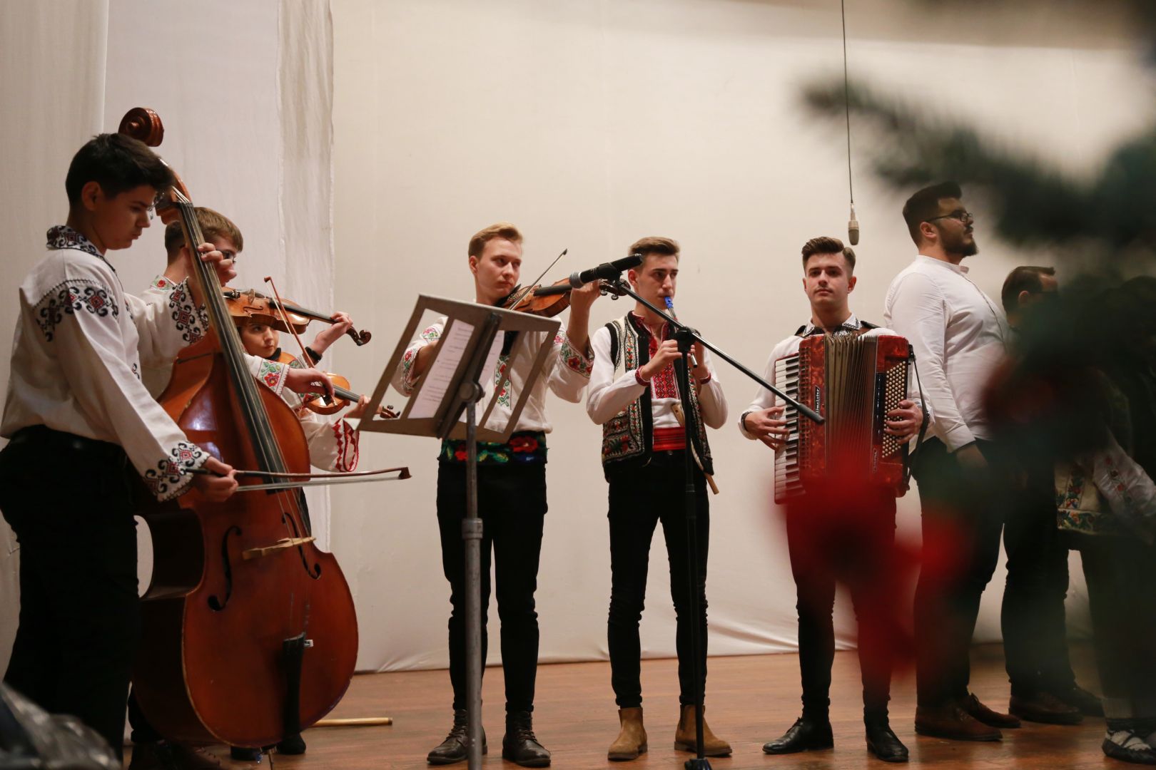 Părintele Mitropolit Teofan prezent la Concertul „Bucuria Nașterii Domnului” din Botoșani