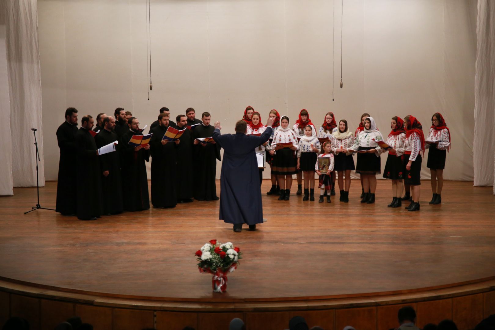 Părintele Mitropolit Teofan prezent la Concertul „Bucuria Nașterii Domnului” din Botoșani