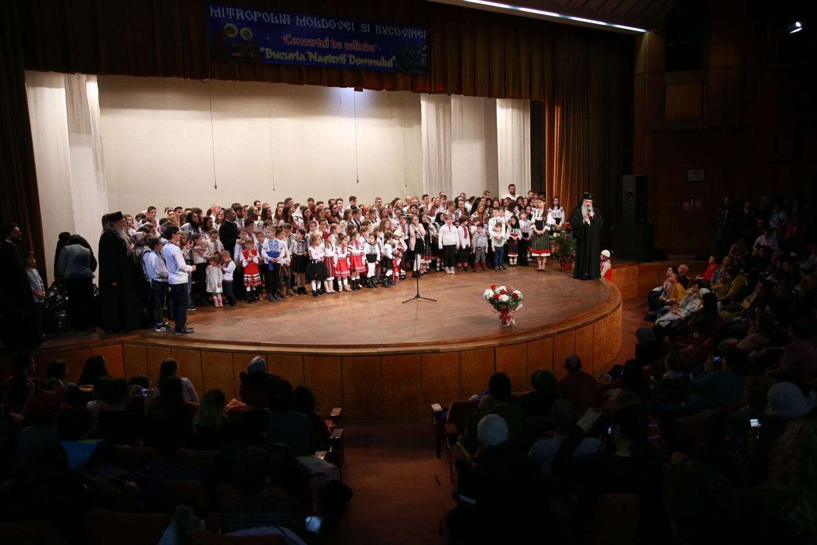 Părintele Mitropolit Teofan prezent la Concertul „Bucuria Nașterii Domnului” din Botoșani