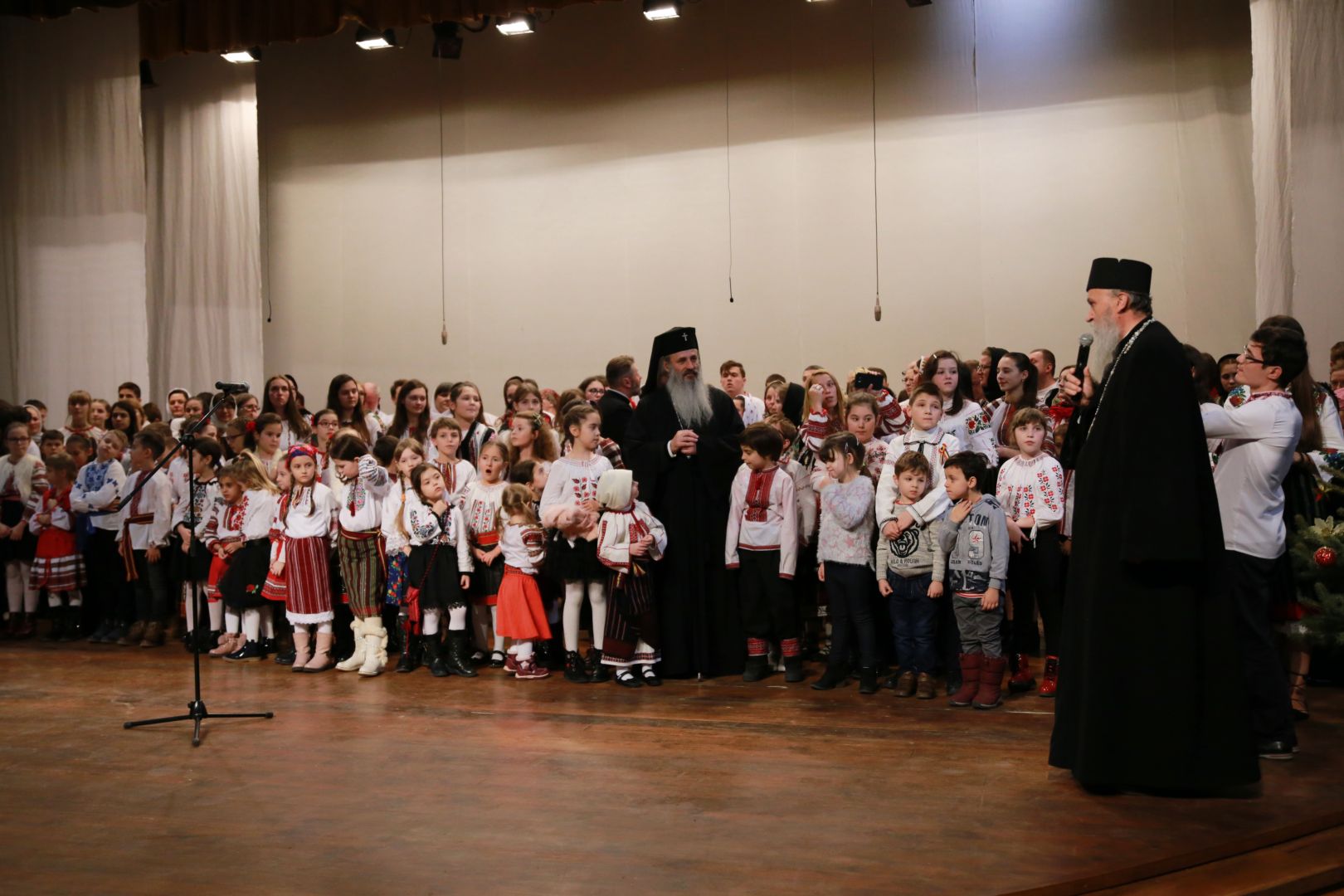 Părintele Mitropolit Teofan prezent la Concertul „Bucuria Nașterii Domnului” din Botoșani