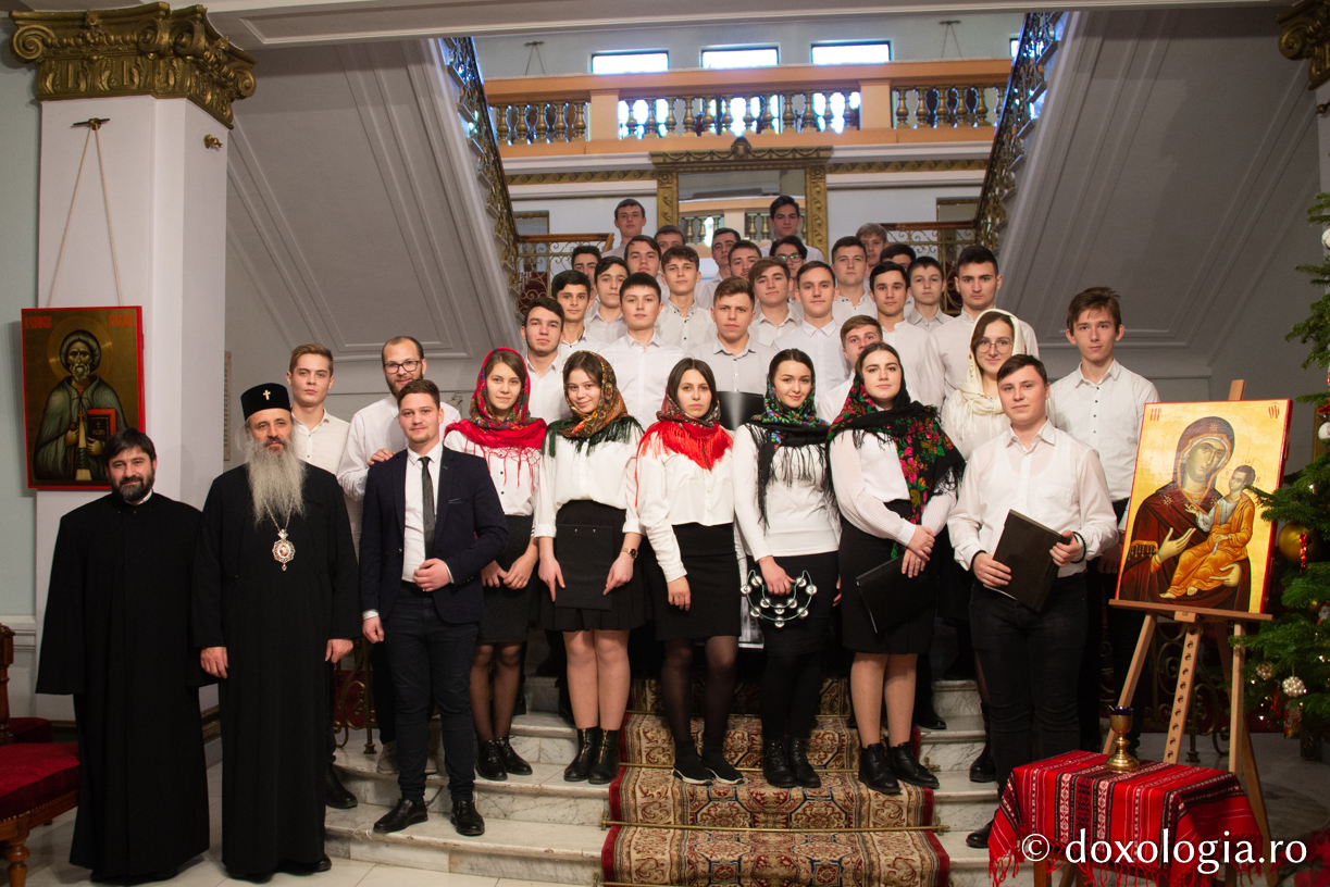 Corul elevilor basarabeni de la Seminarului Teologic Liceal Ortodox din Iaşi – Colindători la Reședința Mitropolitană 2019