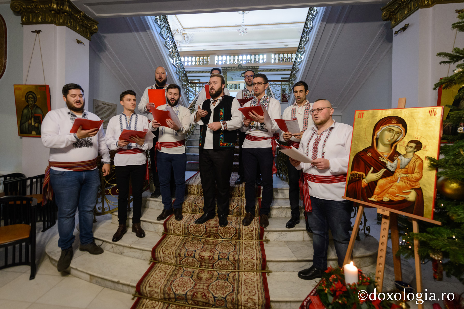 Corul „Sf. Ioan Rusu” al Parohiei „Adormirea Maicii Domnului” din Galata – Colindători la Reședința Mitropolitană 2019