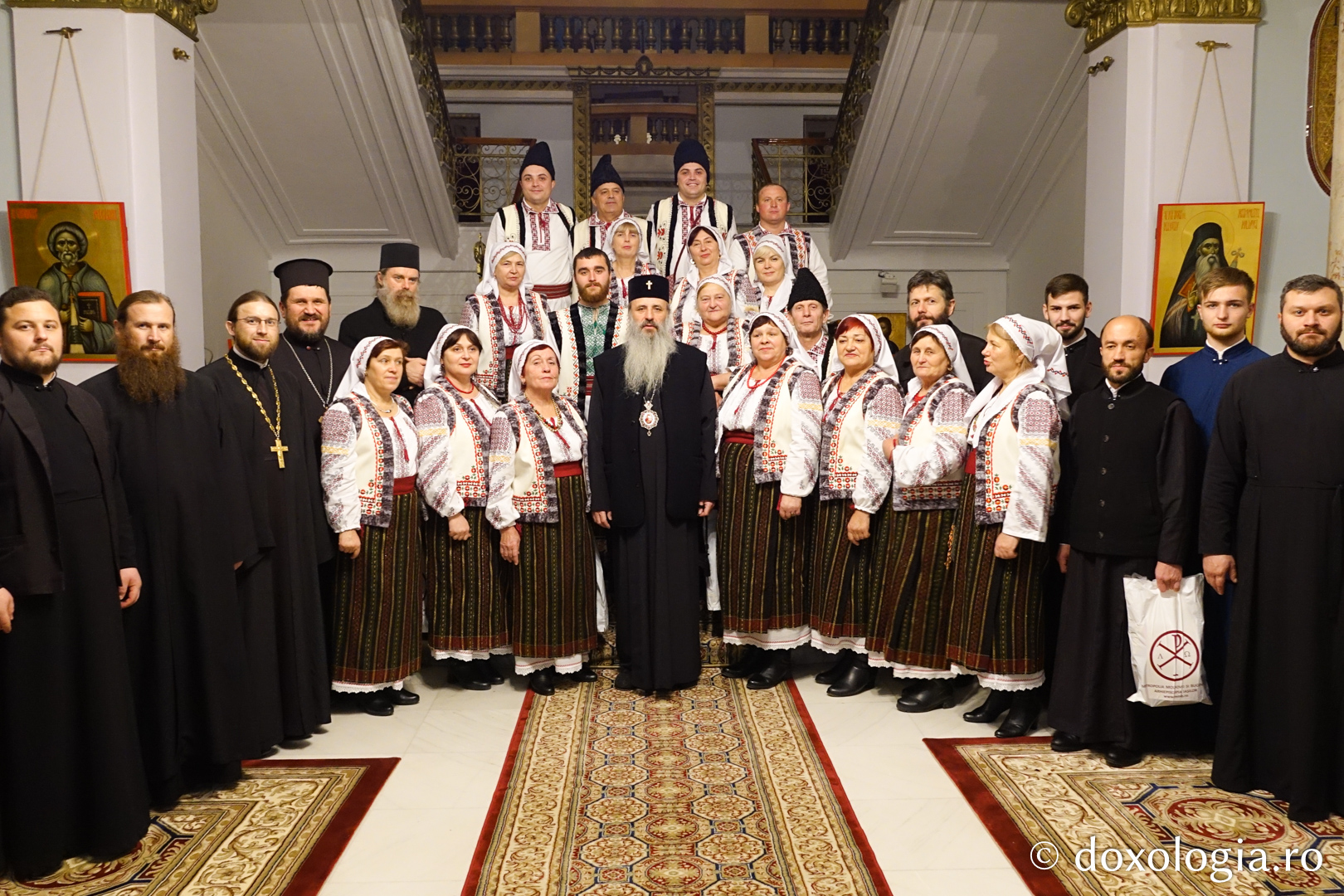 Corul de femei „Tărăncuțele” și Corul preoțesc „Filoteus” din Protopopiatul Ungheni, Basarabia – Colindători la Reședința Mitropolitană 2019