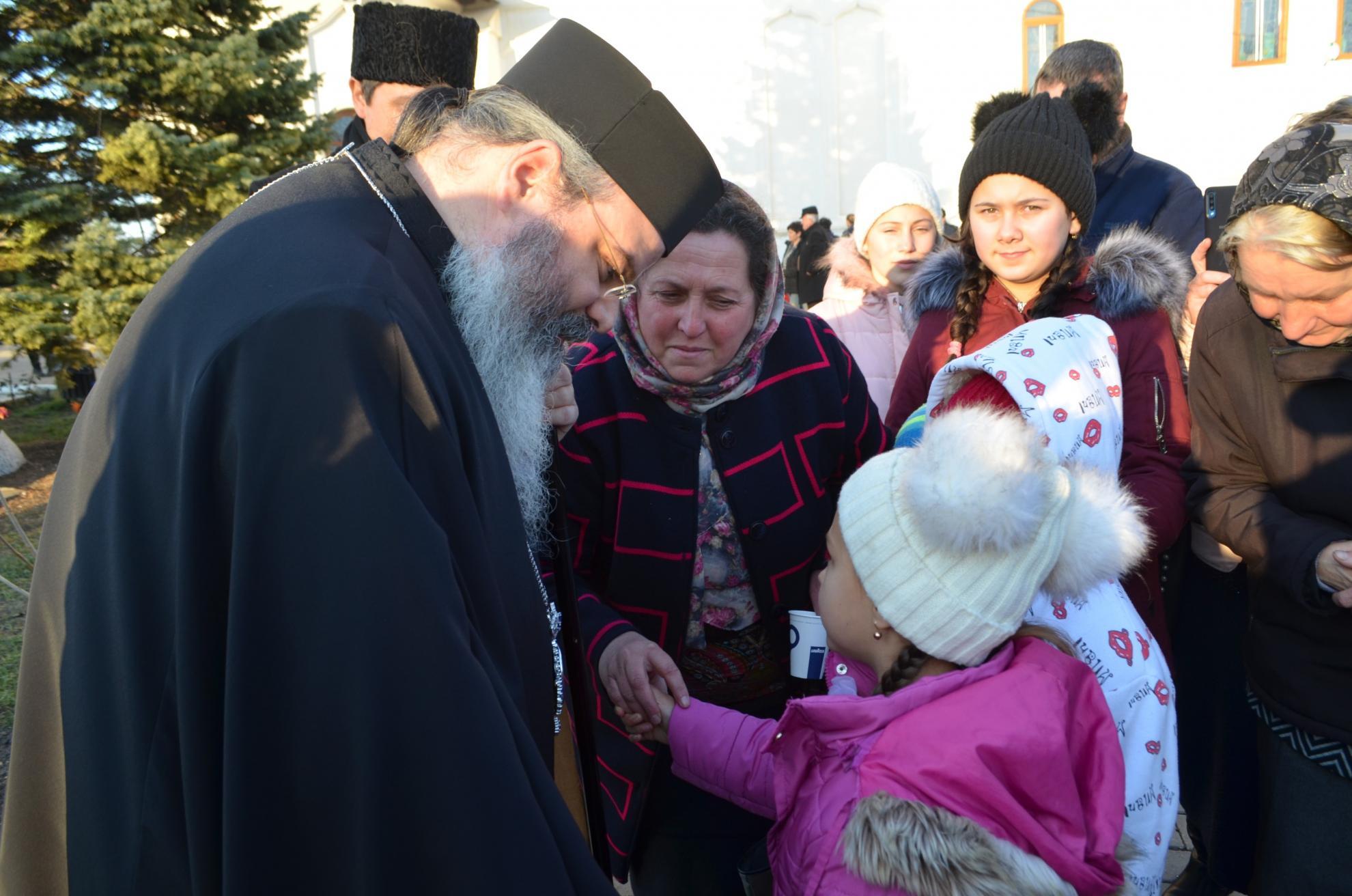 „Dar de Crăciun” – „Căldură pentru inimi curate” pentru copiii din Episcopia Hușilor