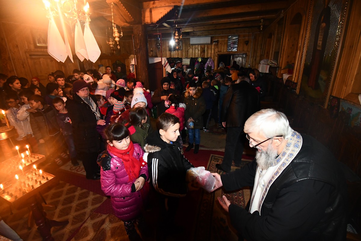 Daruri pentru copii la hramul Parohiei Andrieşeni