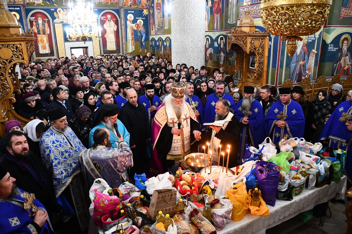 Taina Sfântului Maslu în prezenţa a mii de oameni la Mănăstirea Hadâmbu