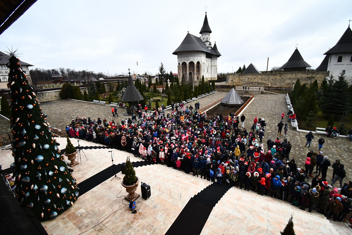 Copiii au primit daruri din partea Mănăstirii Hadâmbu