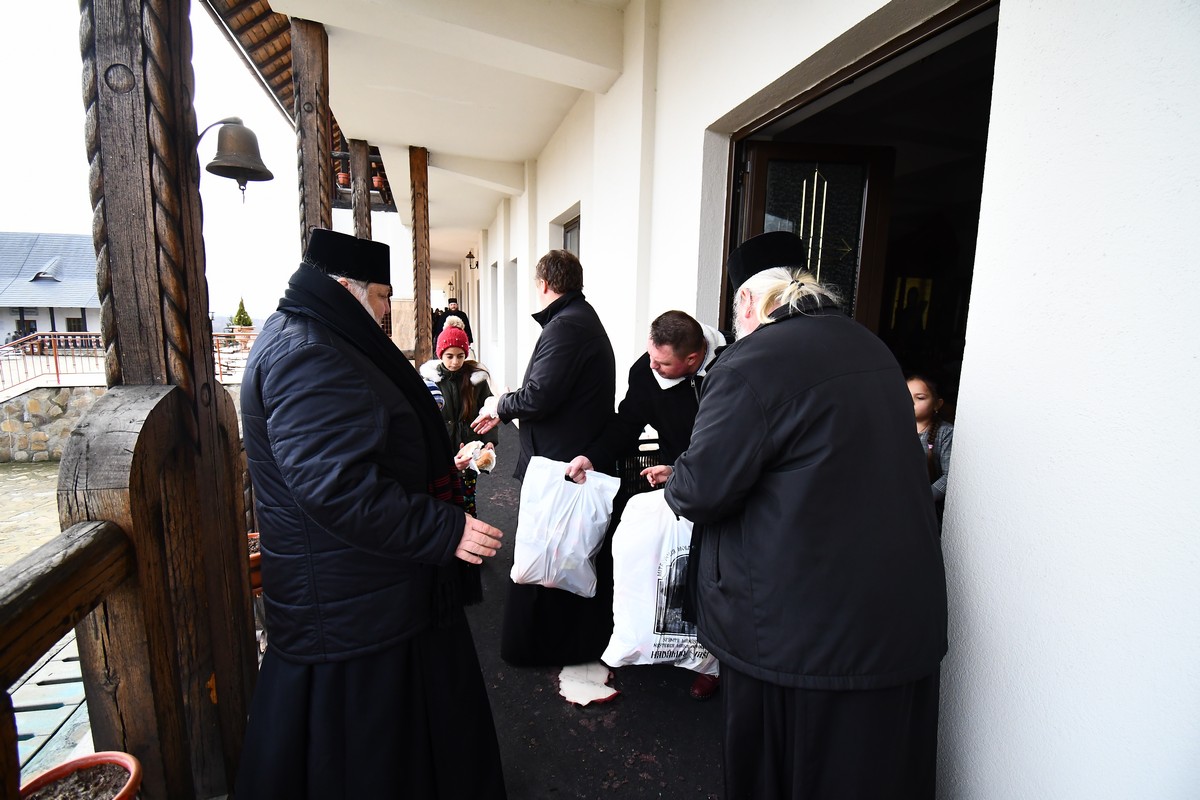 Copiii au primit daruri din partea Mănăstirii Hadâmbu