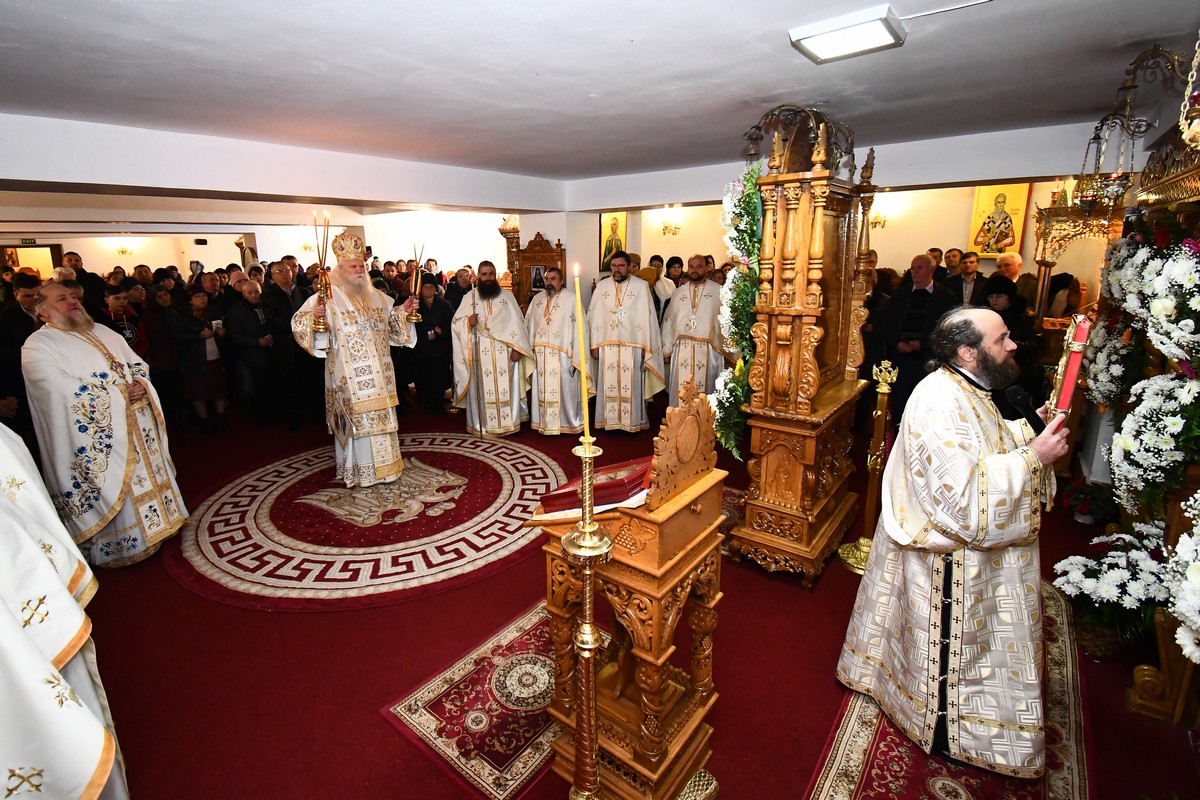 Foto: Constantin Ciofu Liturghie arhierească în cinstea Sfântului Nicodim de la Tismana, la Mănăstirea Hadâmbu