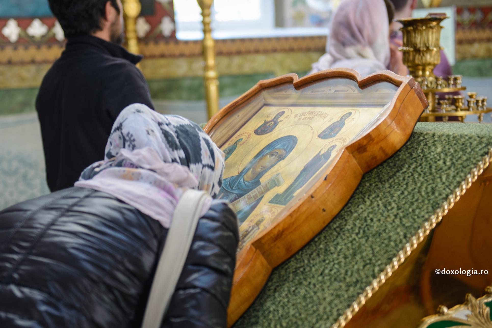 Când unul dintre soți devine credincios, iar celălalt nu / Foto: Oana Nechifor femeie sărutând icoana