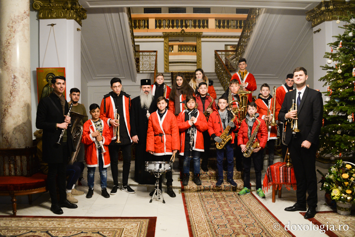 Fanfara „Rotaria” de la Palatul Copiilor, Vaslui – Colindători la Reședința Mitropolitană 2019 Fanfara „Rotaria” de la Palatul Copiilor, Vaslui – Colindători la Reședința Mitropolitană 2019
