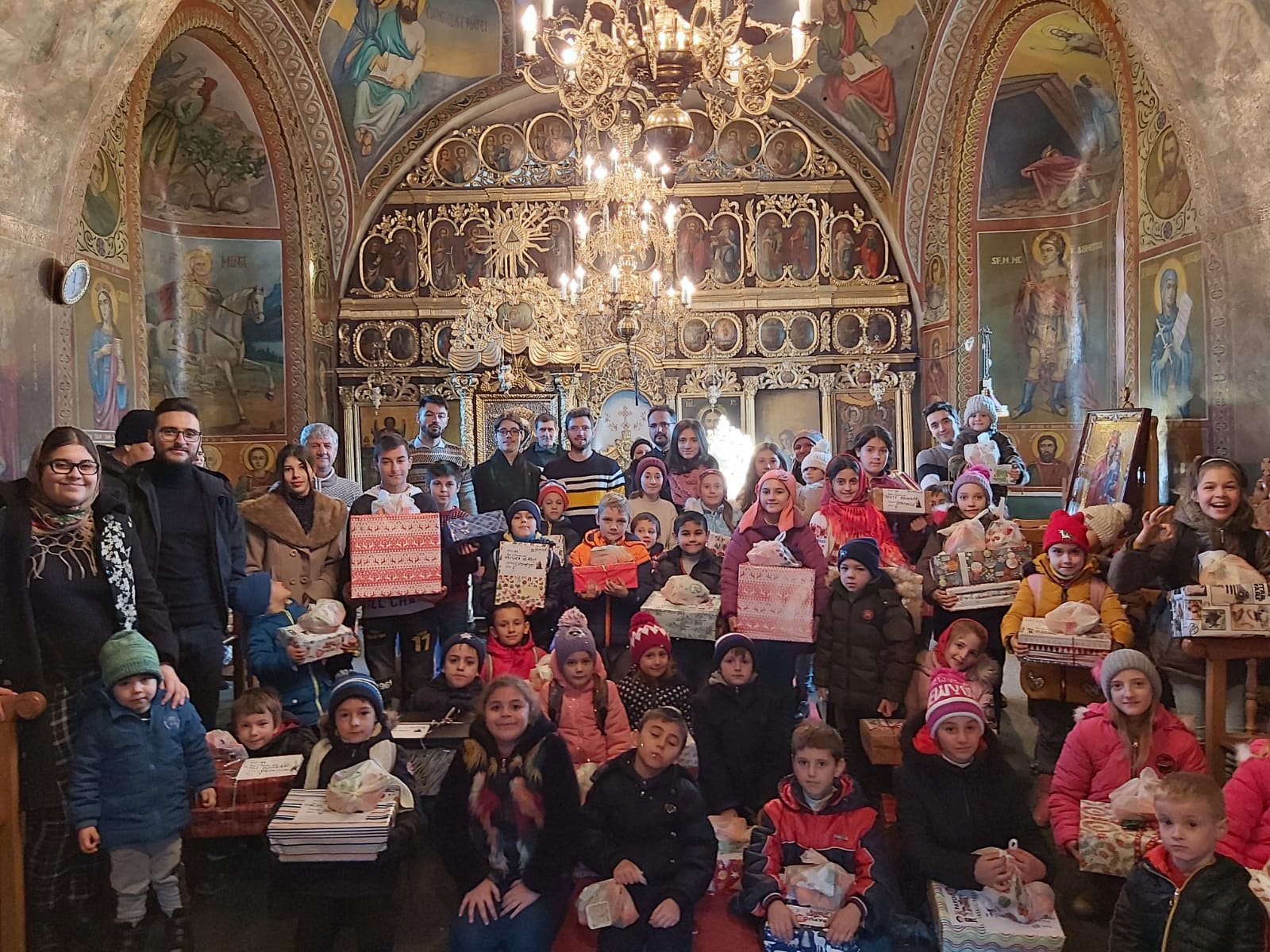 Papucei pentru 56 de copii din comuna Costești