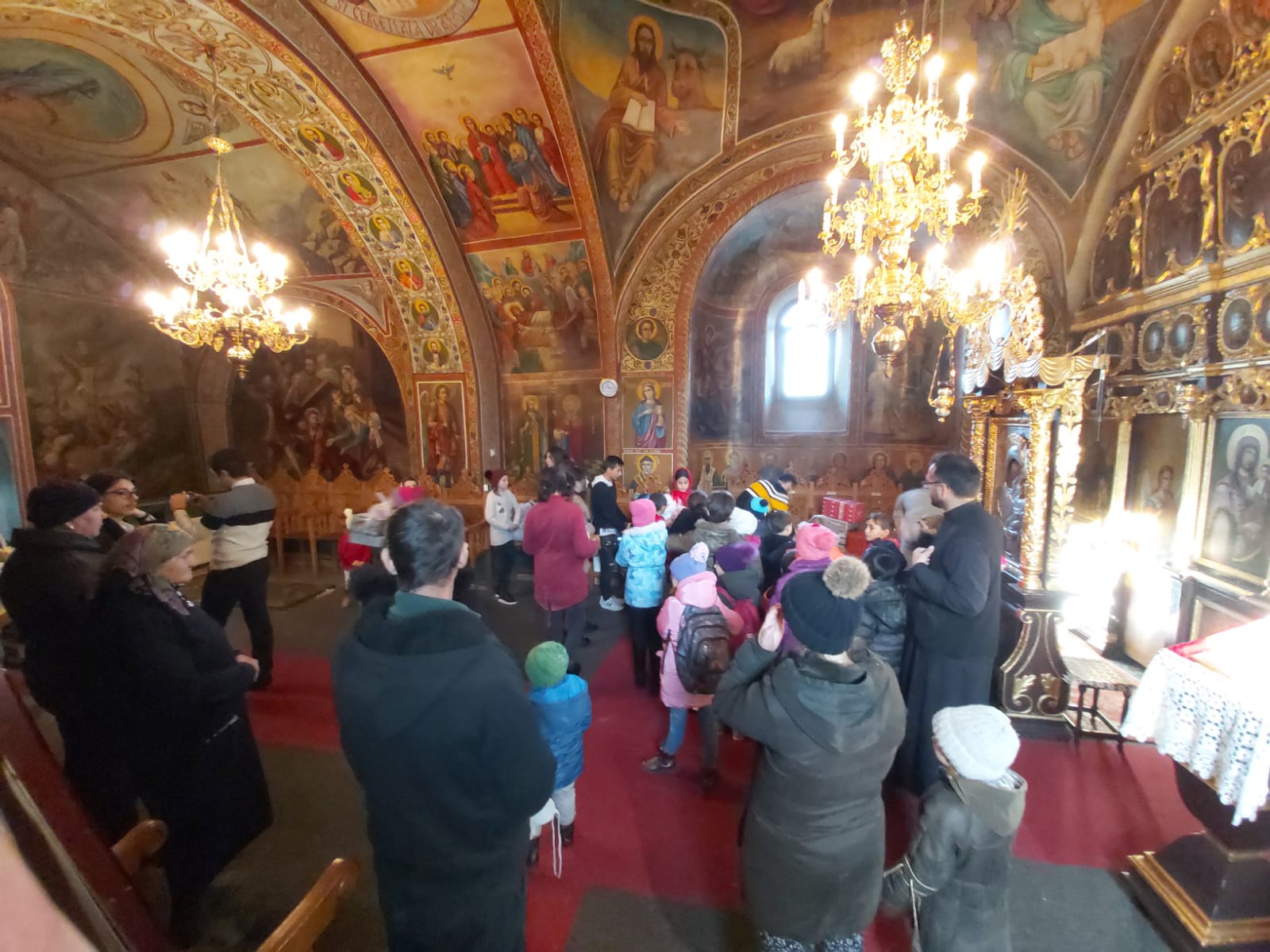 Papucei pentru 56 de copii din comuna Costești