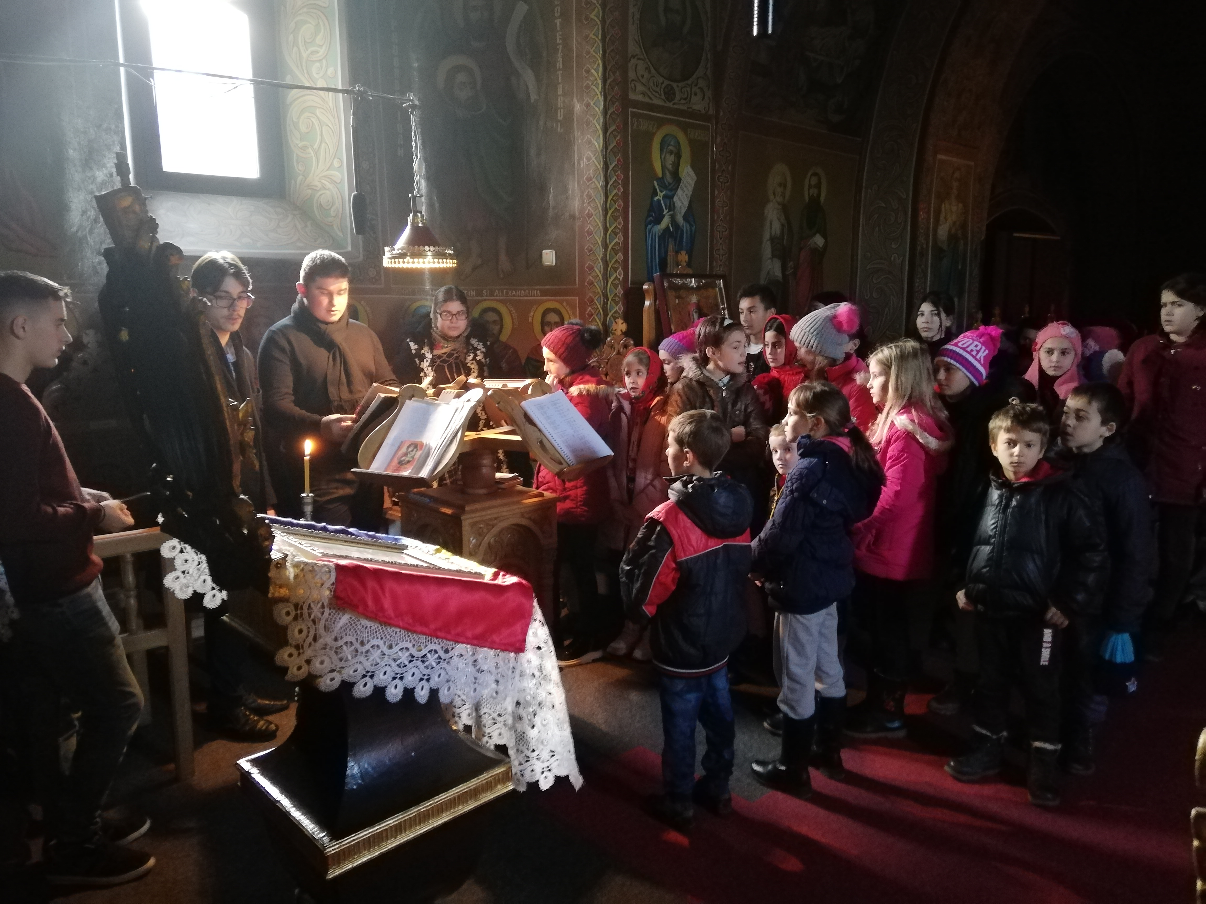 Papucei pentru 56 de copii din comuna Costești