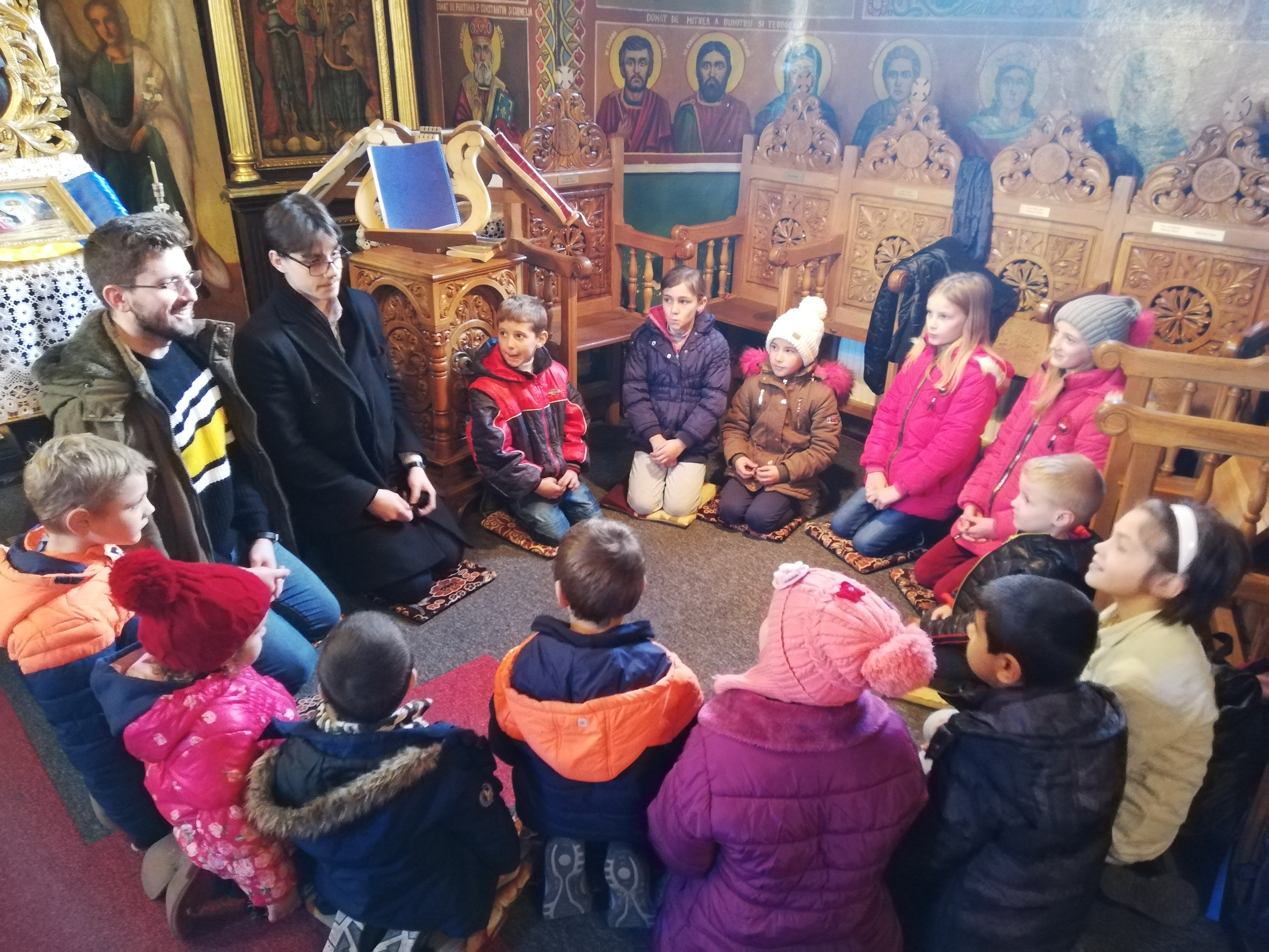 Papucei pentru 56 de copii din comuna Costești