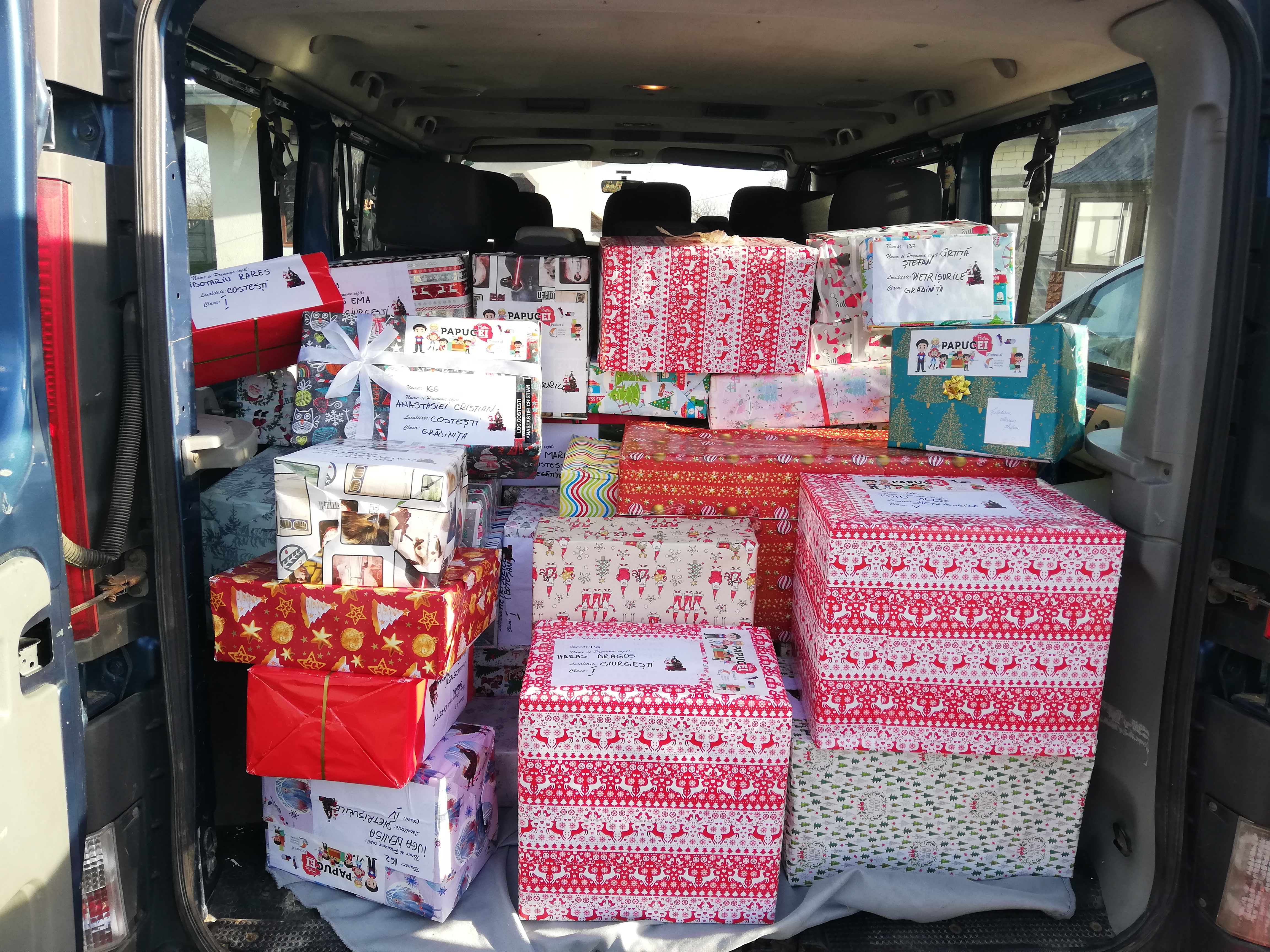 Papucei pentru 56 de copii din comuna Costești