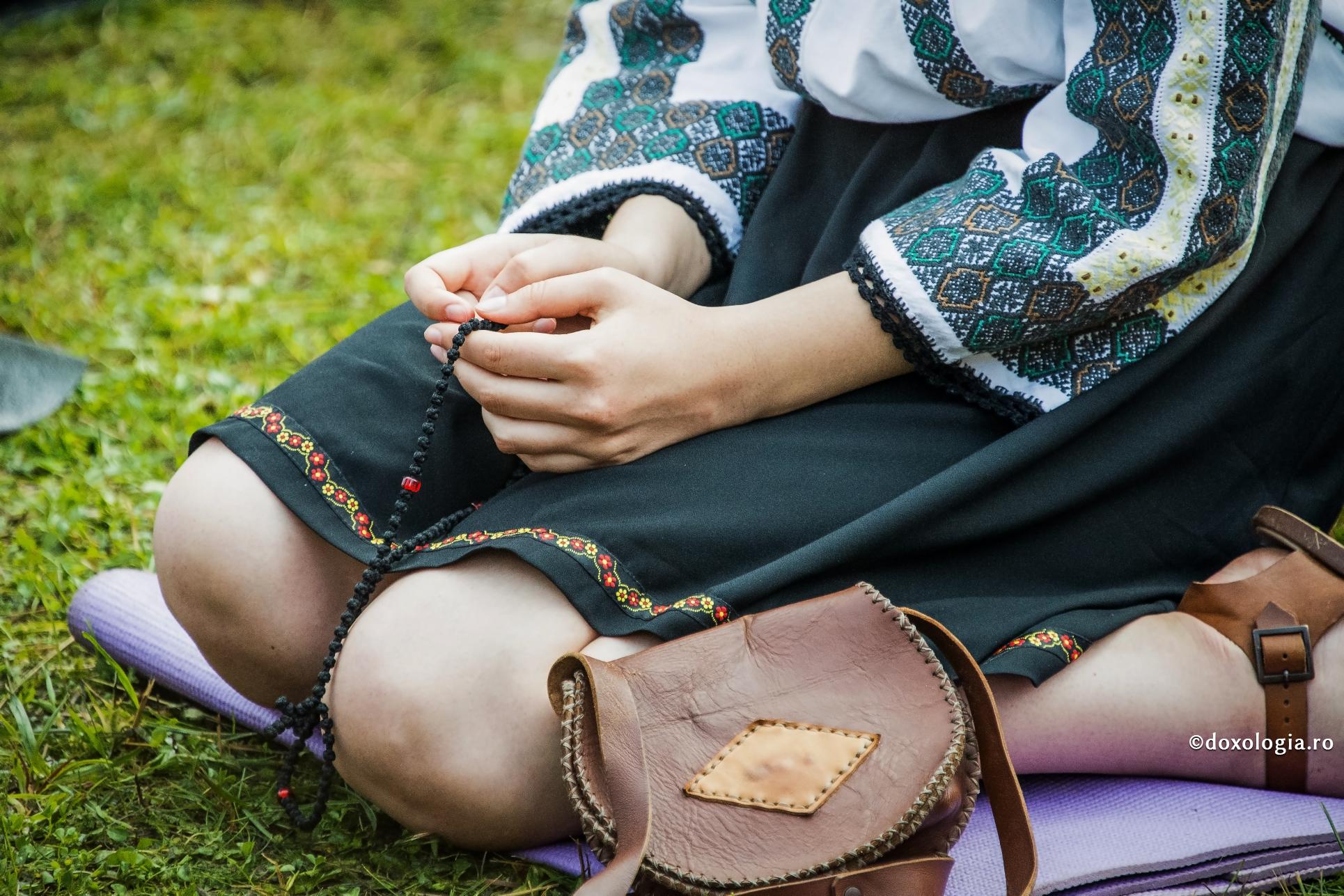 Ostenelile duhovnicești ale celor căsătoriți / Foto: Oana Nechifor femeie stând în genunchi cu metanierul în mână