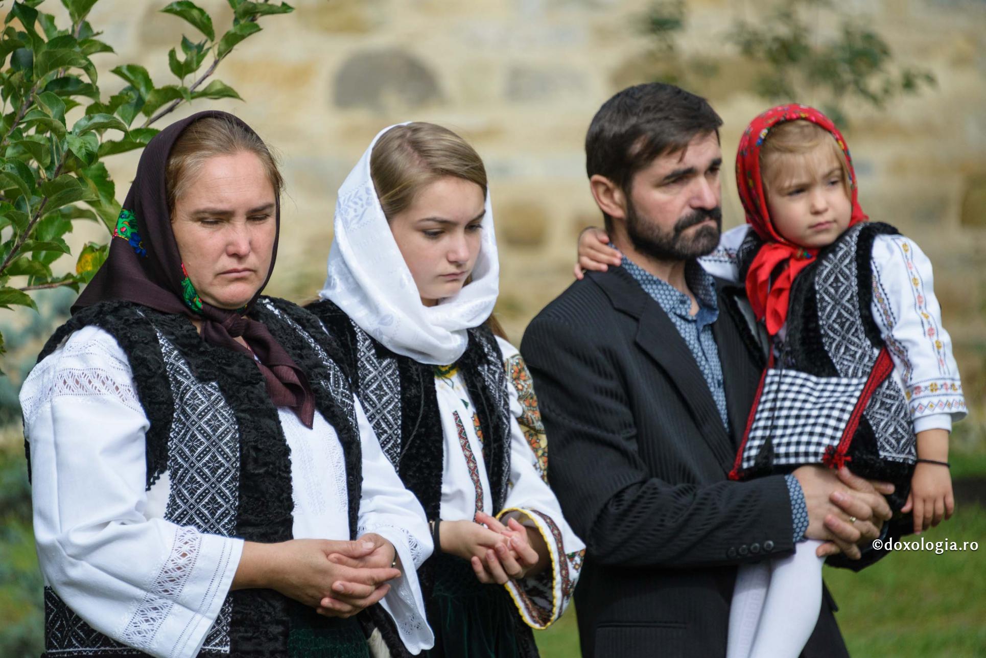 Să învățăm copiii să fie oameni cinstiți și responsabili / Foto: Ștefan Cojocariu familie în port popular