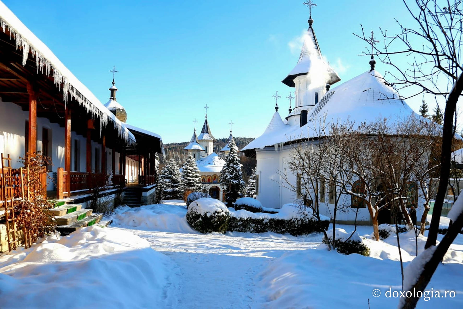 (Foto) Prima zăpadă la Mănăstirea Sihăstria