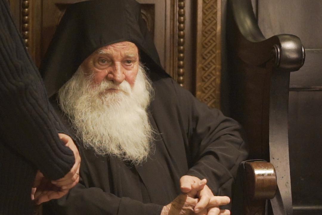 La pocăință poate veni oricine / Foto: Ștefan Cojocariu călugăr bătrân stând în strană