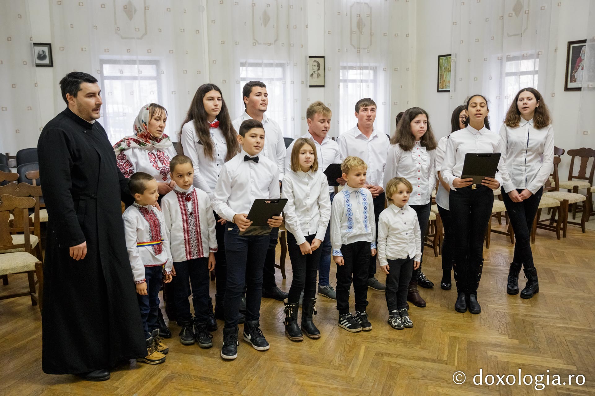 Parohia Avrămeni – Colindători la Reședința Mitropolitană 2019