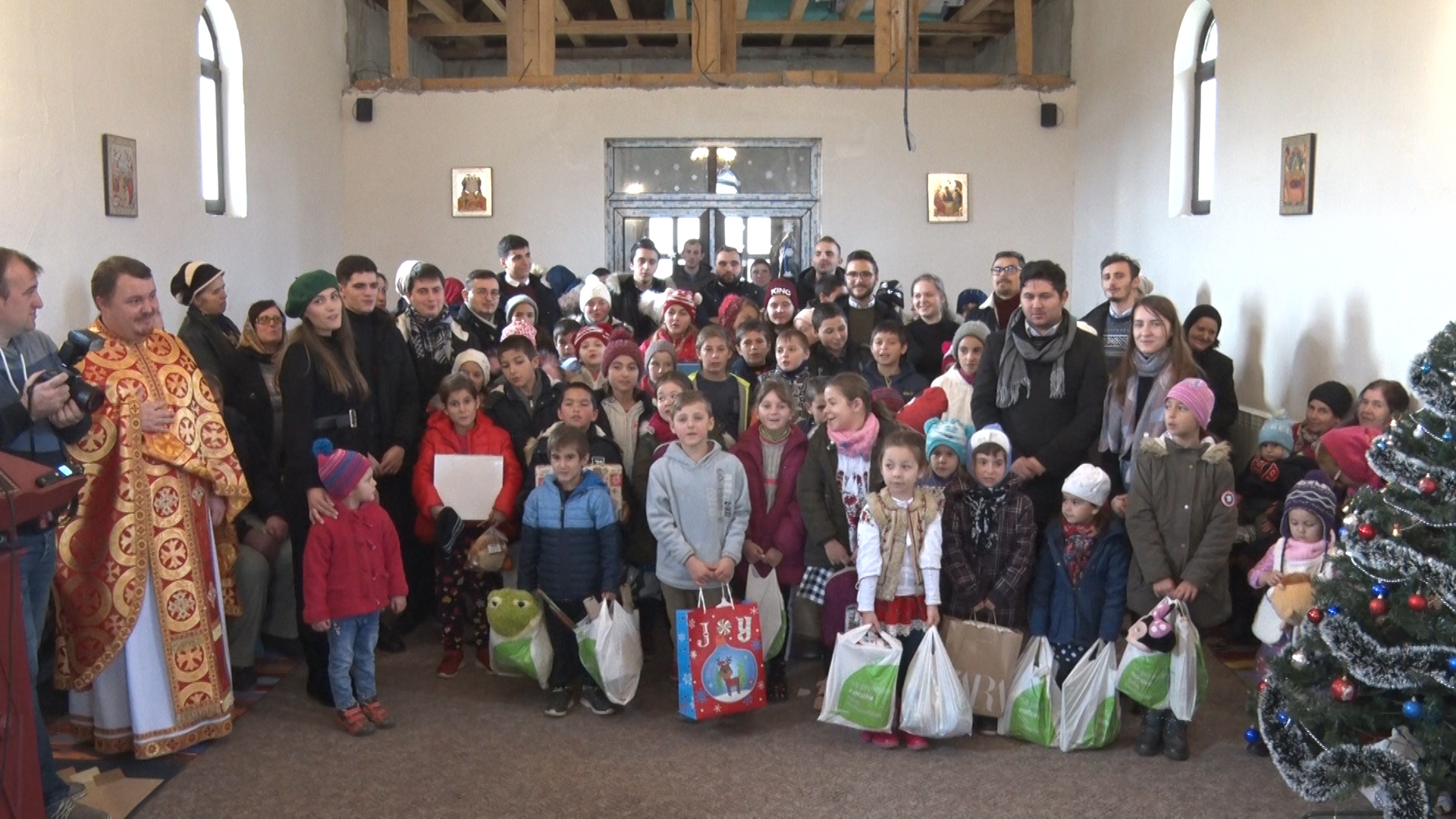 (Video) „Cutia cu papucei pentru Ei” alături de copii în luna Crăciunului