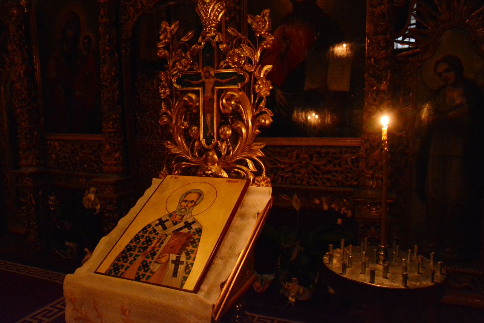 Slujbă de toată noaptea pentru membrii Colegiului „Sfântul Nicolae”