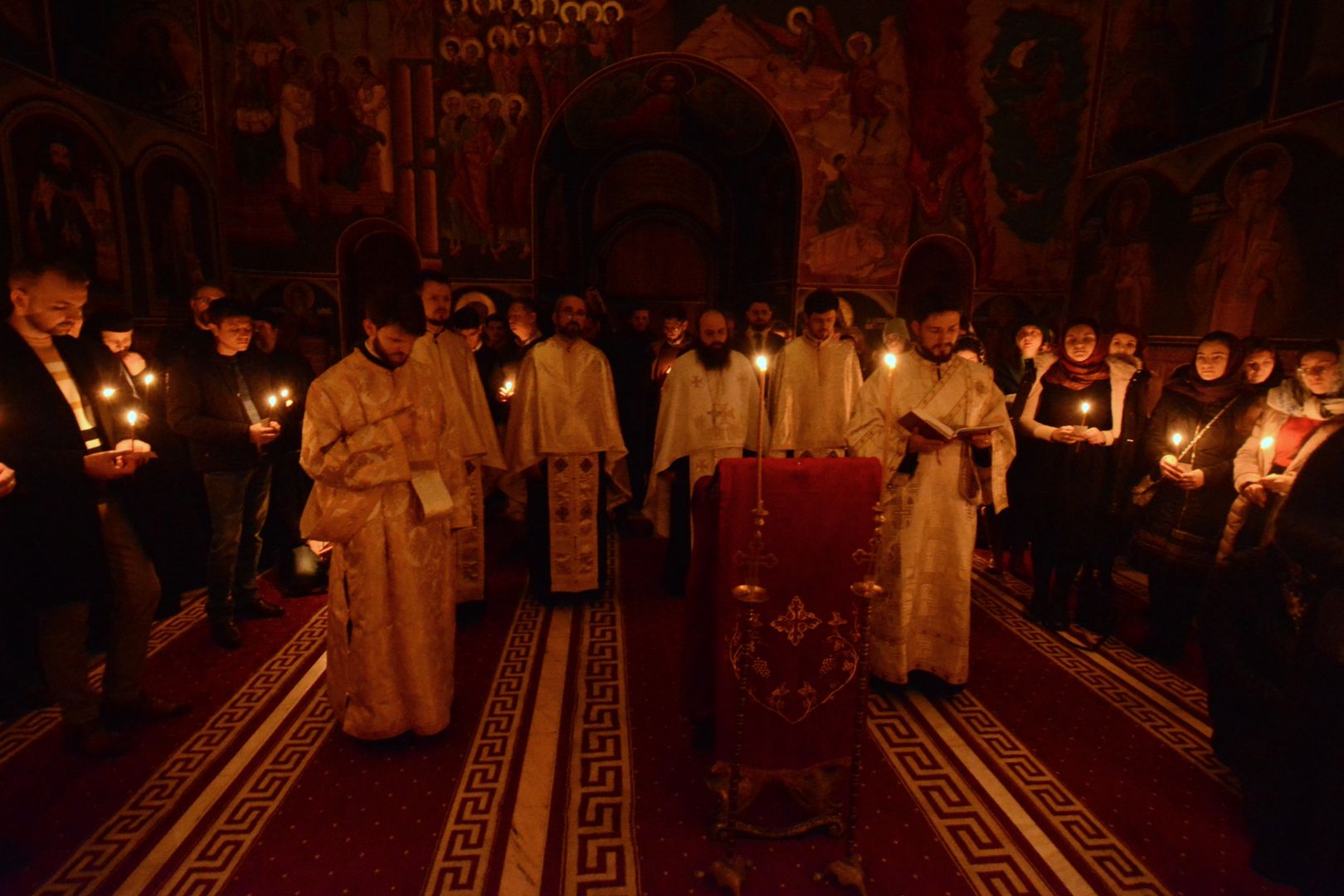 Slujbă de toată noaptea pentru membrii Colegiului „Sfântul Nicolae”