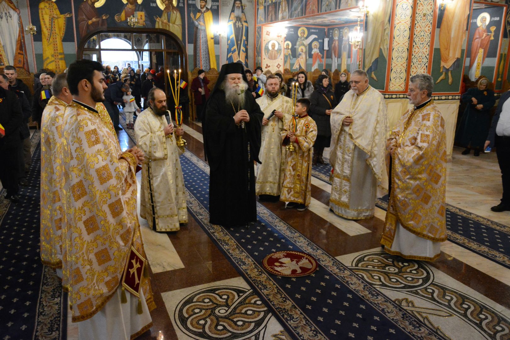 Slujbă arhierească și sfințire de cruce la Biserica studenților din „Tudor Vladimirescu”