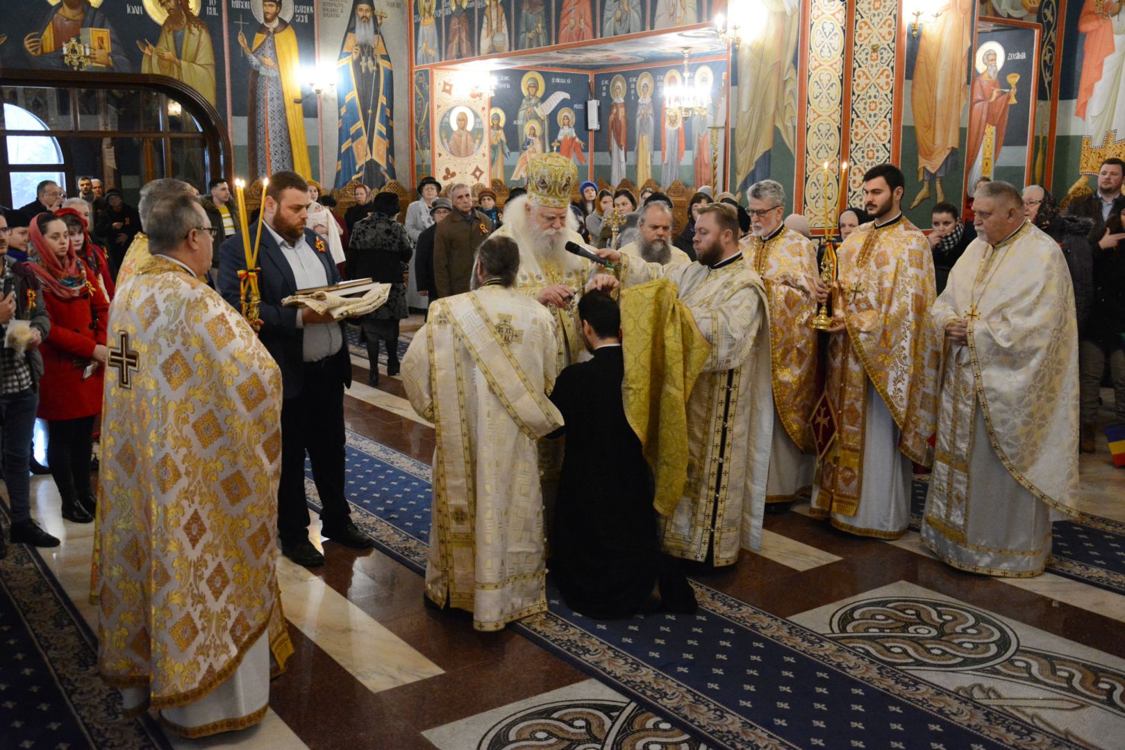 Slujbă arhierească și sfințire de cruce la Biserica studenților din „Tudor Vladimirescu”