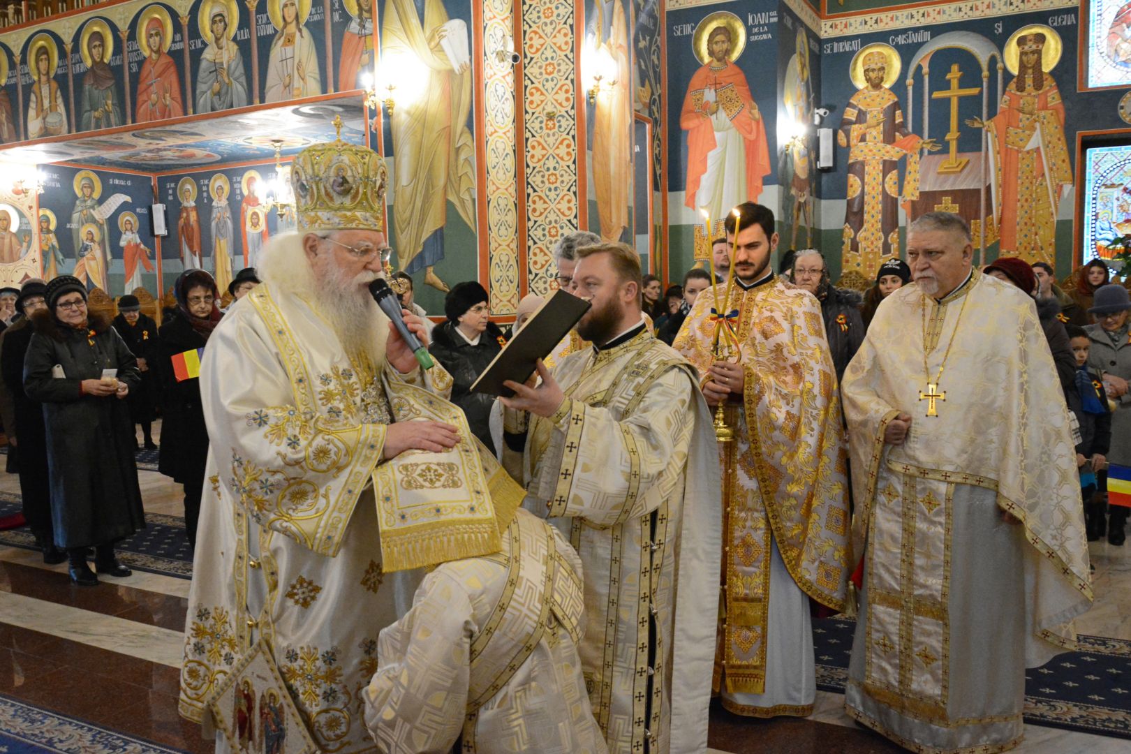 Slujbă arhierească și sfințire de cruce la Biserica studenților din „Tudor Vladimirescu”