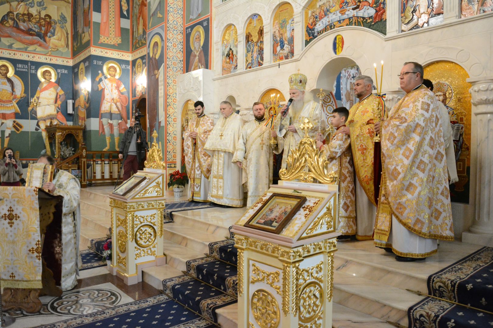 Slujbă arhierească și sfințire de cruce la Biserica studenților din „Tudor Vladimirescu”