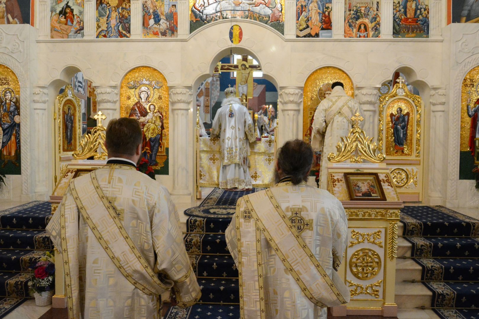 Slujbă arhierească și sfințire de cruce la Biserica studenților din „Tudor Vladimirescu”