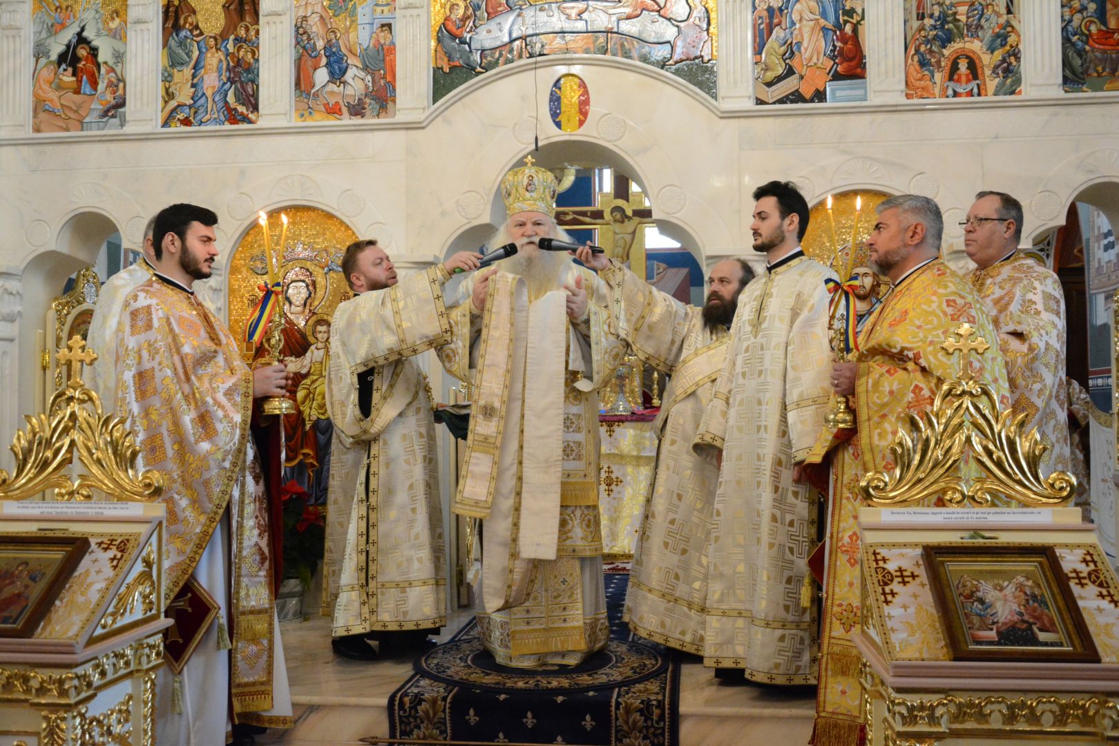 Slujbă arhierească și sfințire de cruce la Biserica studenților din „Tudor Vladimirescu”