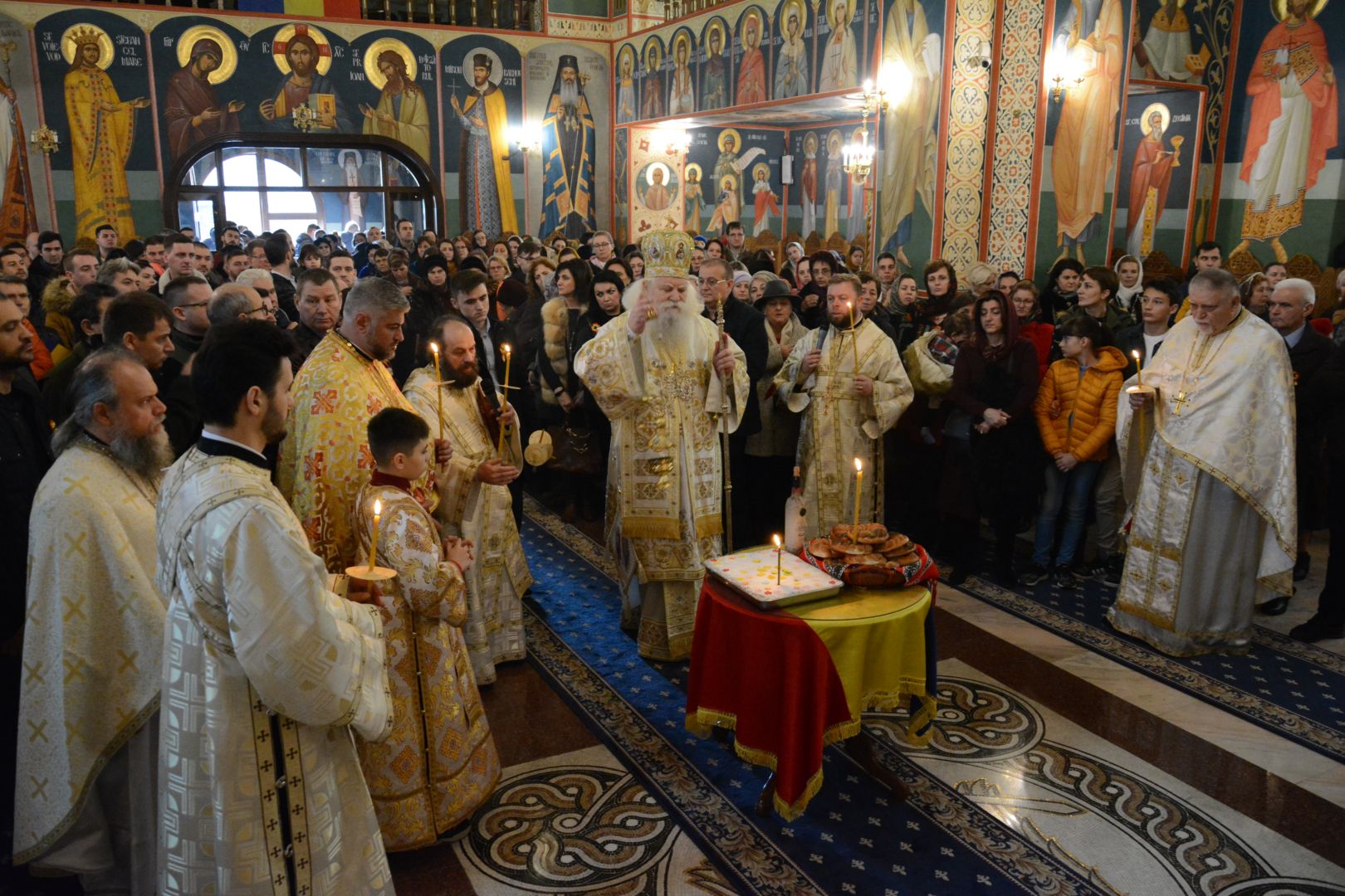 Slujbă arhierească și sfințire de cruce la Biserica studenților din „Tudor Vladimirescu”