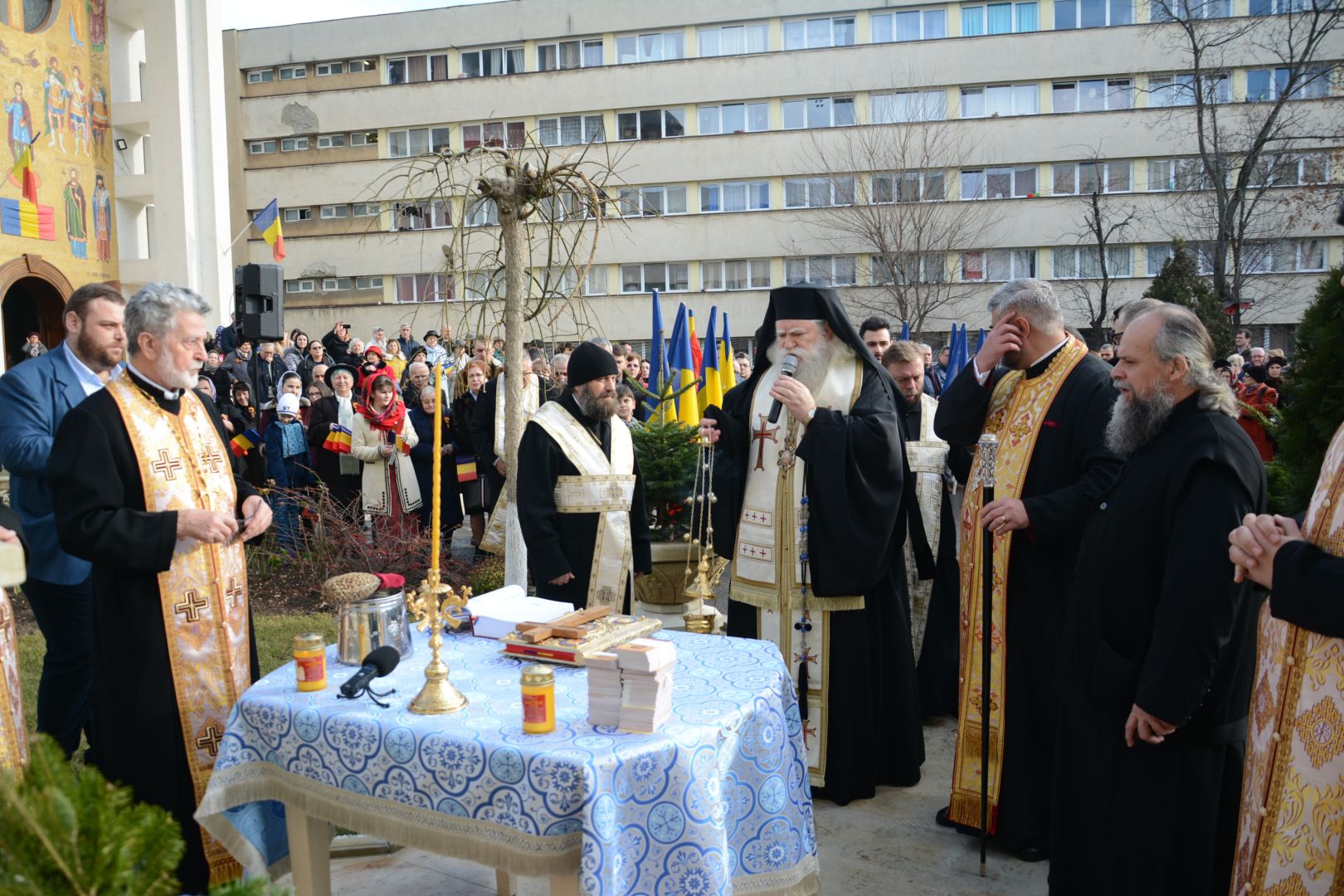 Slujbă arhierească și sfințire de cruce la Biserica studenților din „Tudor Vladimirescu”