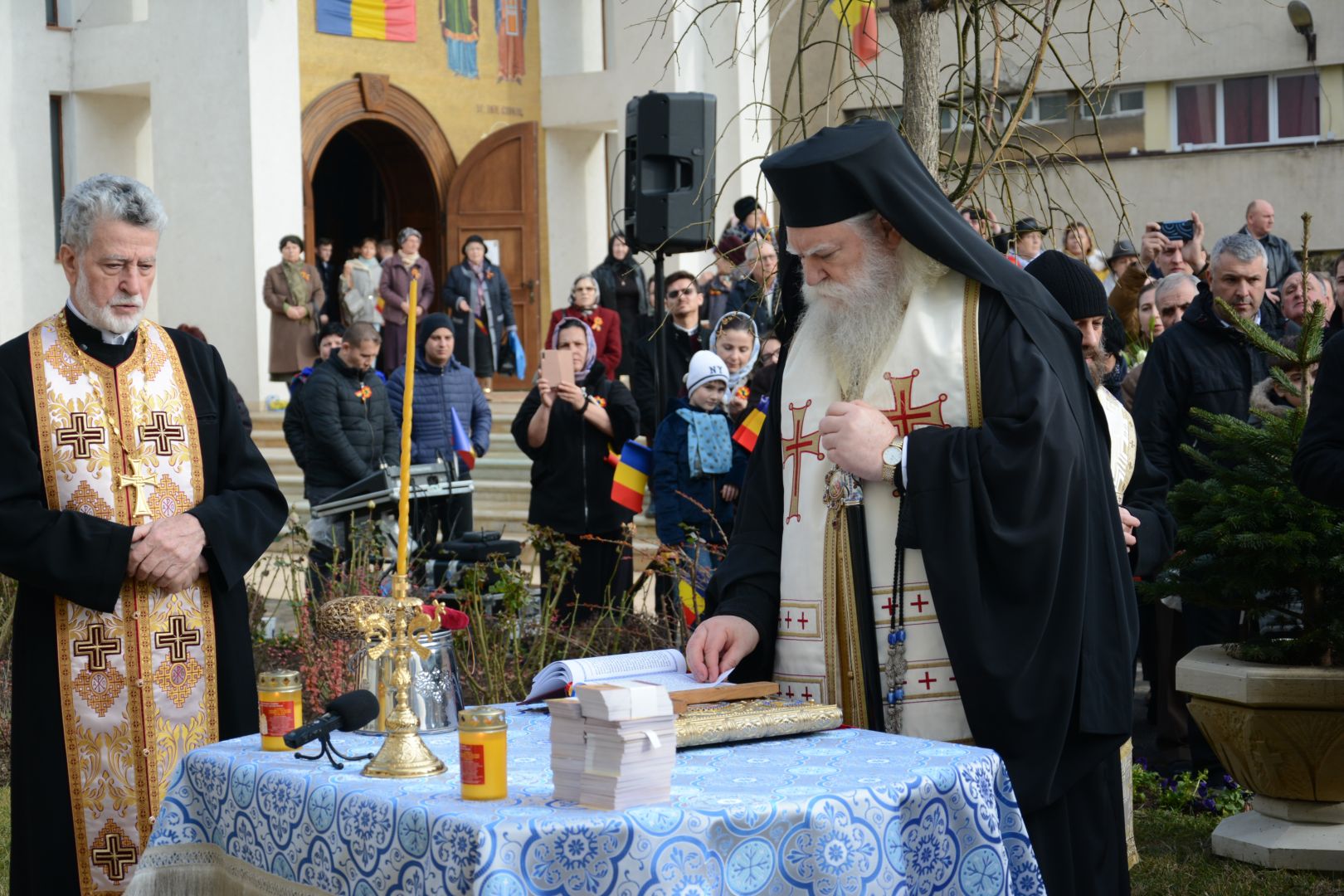 Slujbă arhierească și sfințire de cruce la Biserica studenților din „Tudor Vladimirescu”