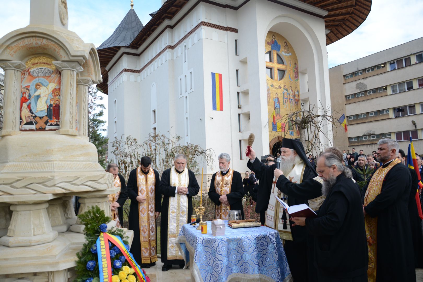 Slujbă arhierească și sfințire de cruce la Biserica studenților din „Tudor Vladimirescu”