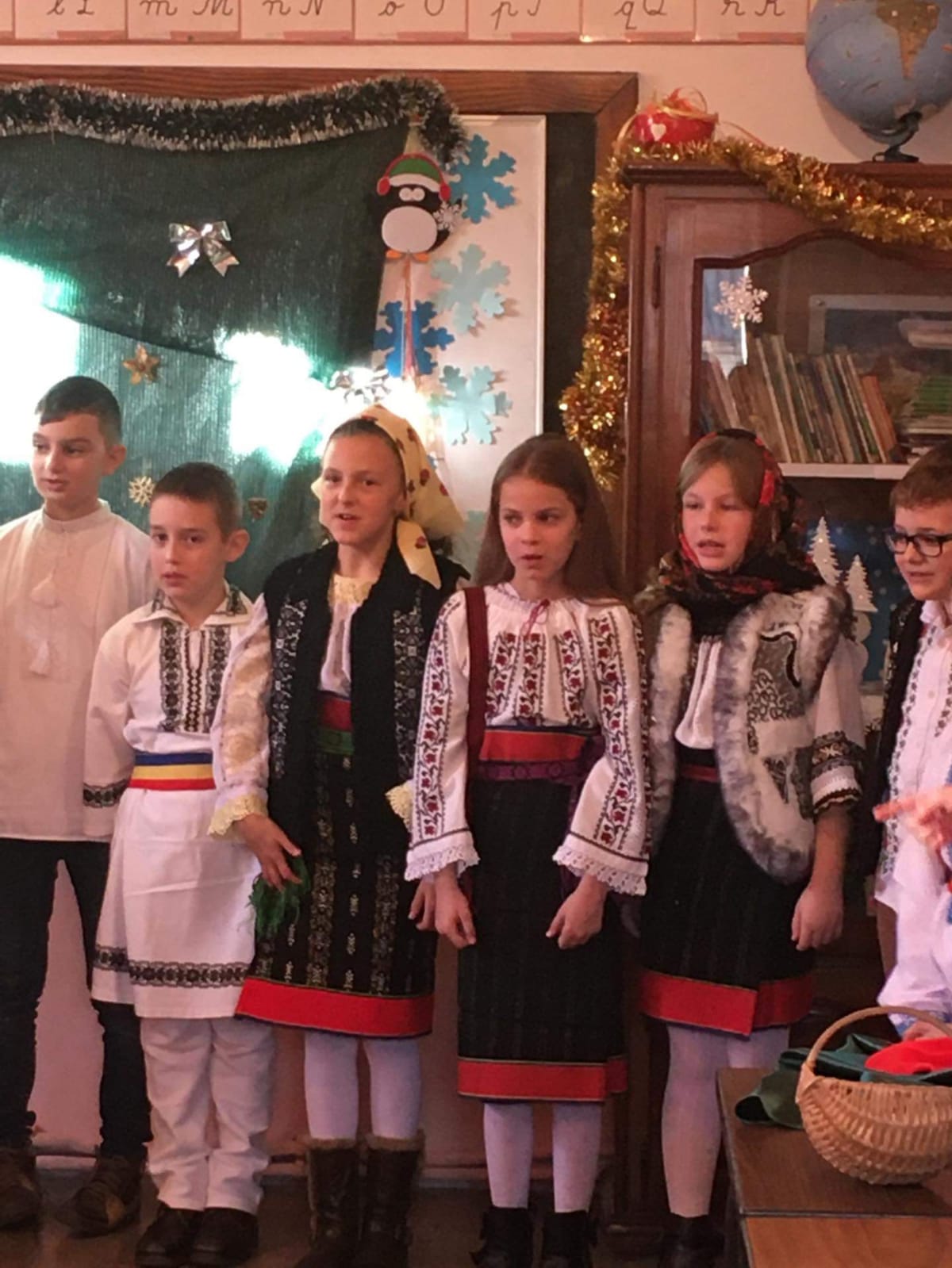 Crăciunul serbat ca odinioară de elevii claselor primare de la Liceul Tehnologic „Ion Nistor” - Vicovu de Sus