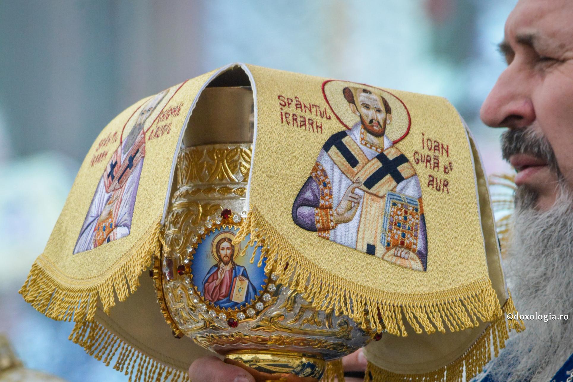 În Sfântul Potir străluceau raze luminoase