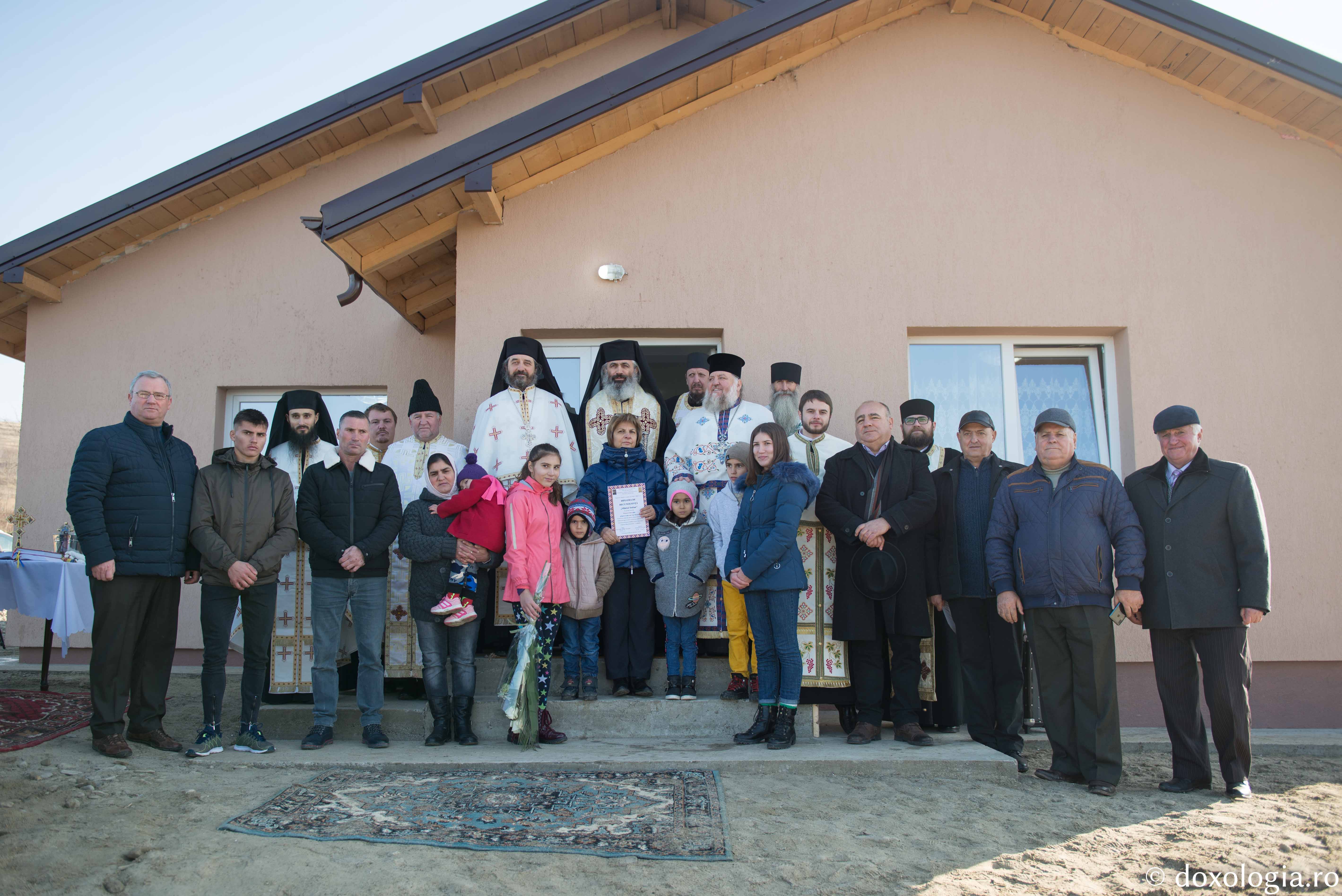 (Video) O casă construită de Mănăstirea Hadâmbu pentru o familie nevoiașă cu 10 copii