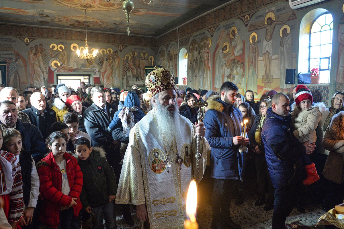 IPS Mitropolit Teofan, la Parohia Golăiești: „Nimic nu iubește Dumnezeu mai mult decât pe omul smerit”