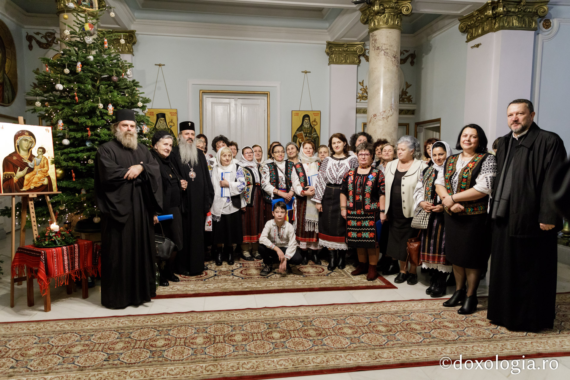 Societatea Femeilor Ortodoxe Române – Colindători la Reședința Mitropolitană 2019