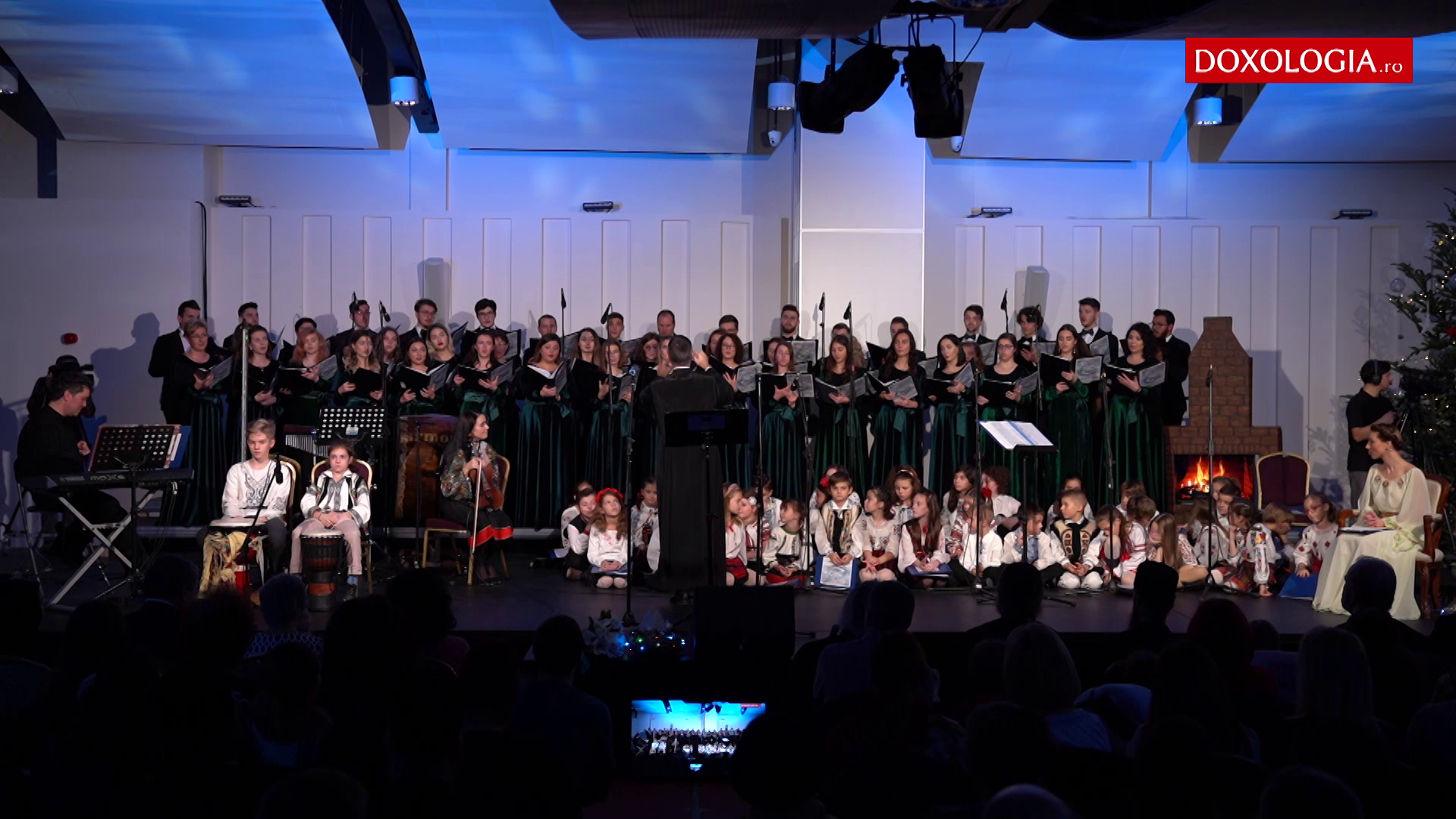 (Video) „Juni buni colindători” – Corala „Universitas”