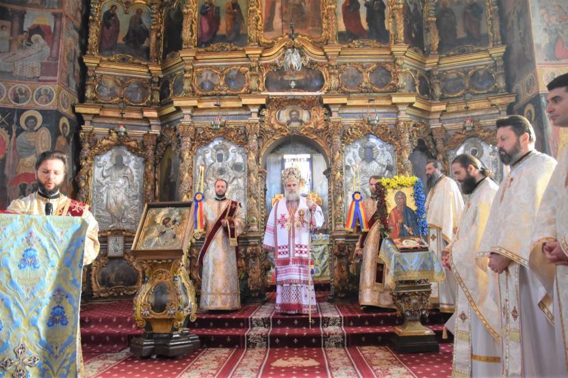 Liturghii arhiereşti la Ciolpani şi la Roman