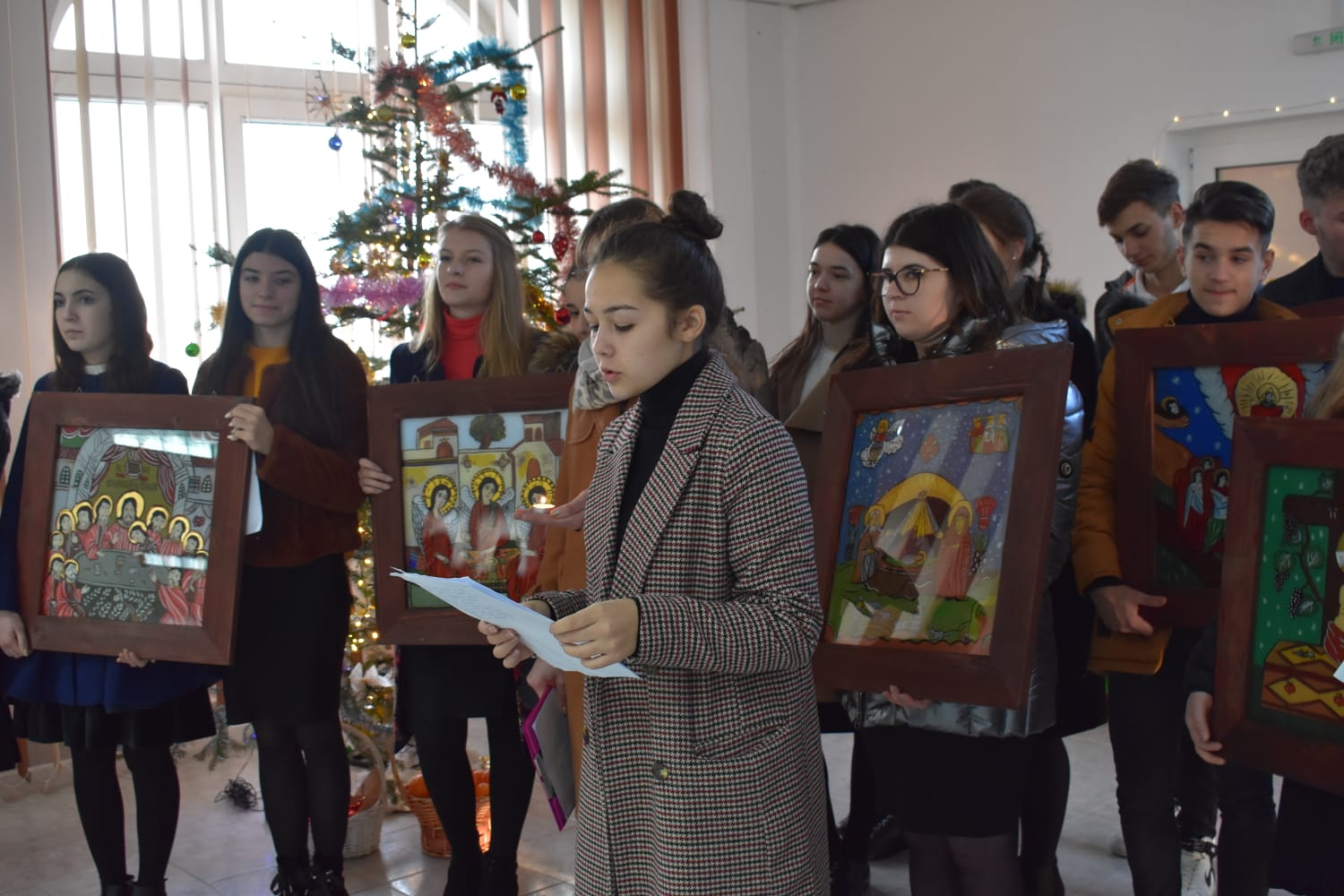 „Am pornit să colindăm” la Centrul de bătrâni de la Mănăstirea Văratec