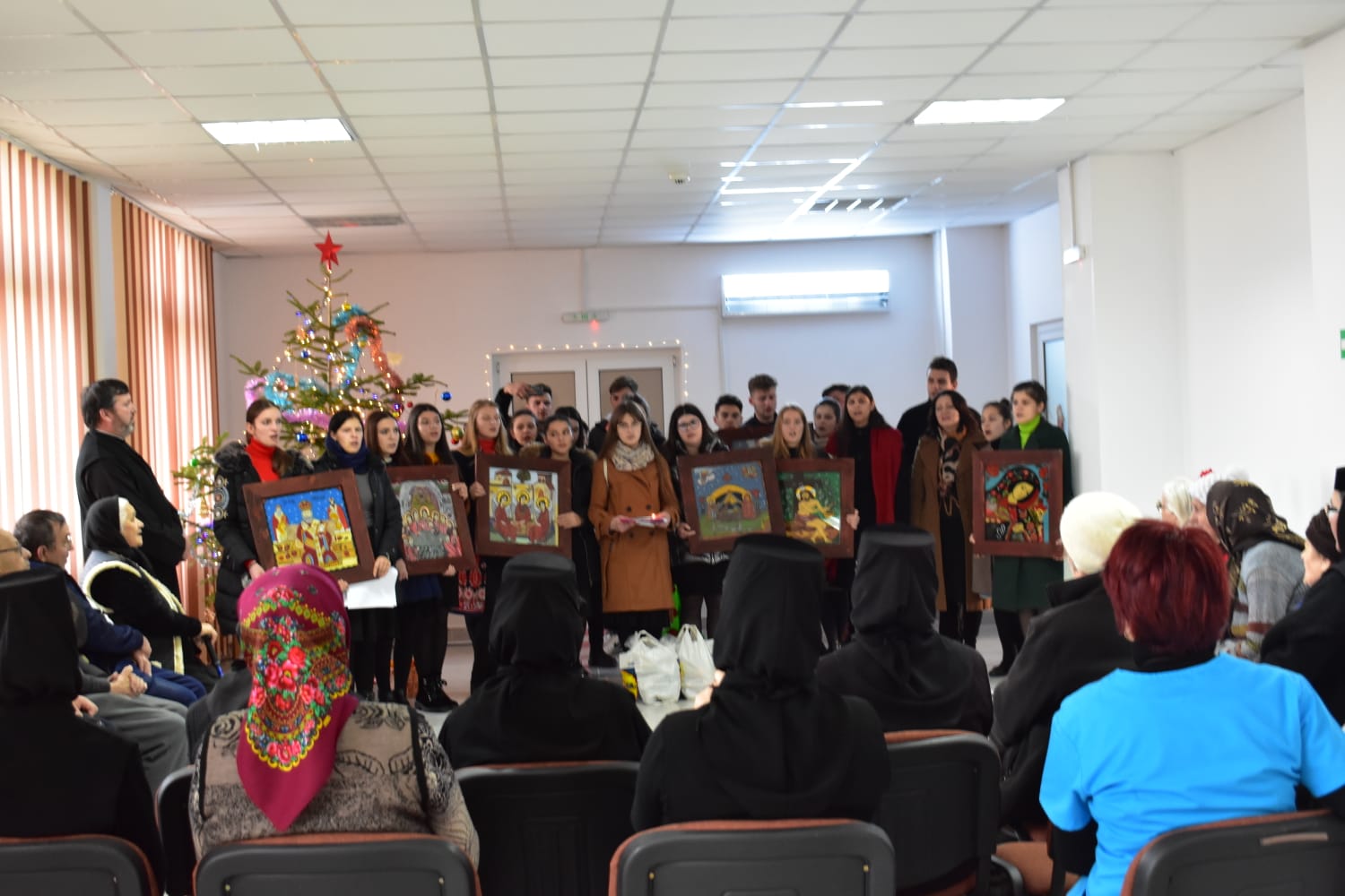 „Am pornit să colindăm” la Centrul de bătrâni de la Mănăstirea Văratec