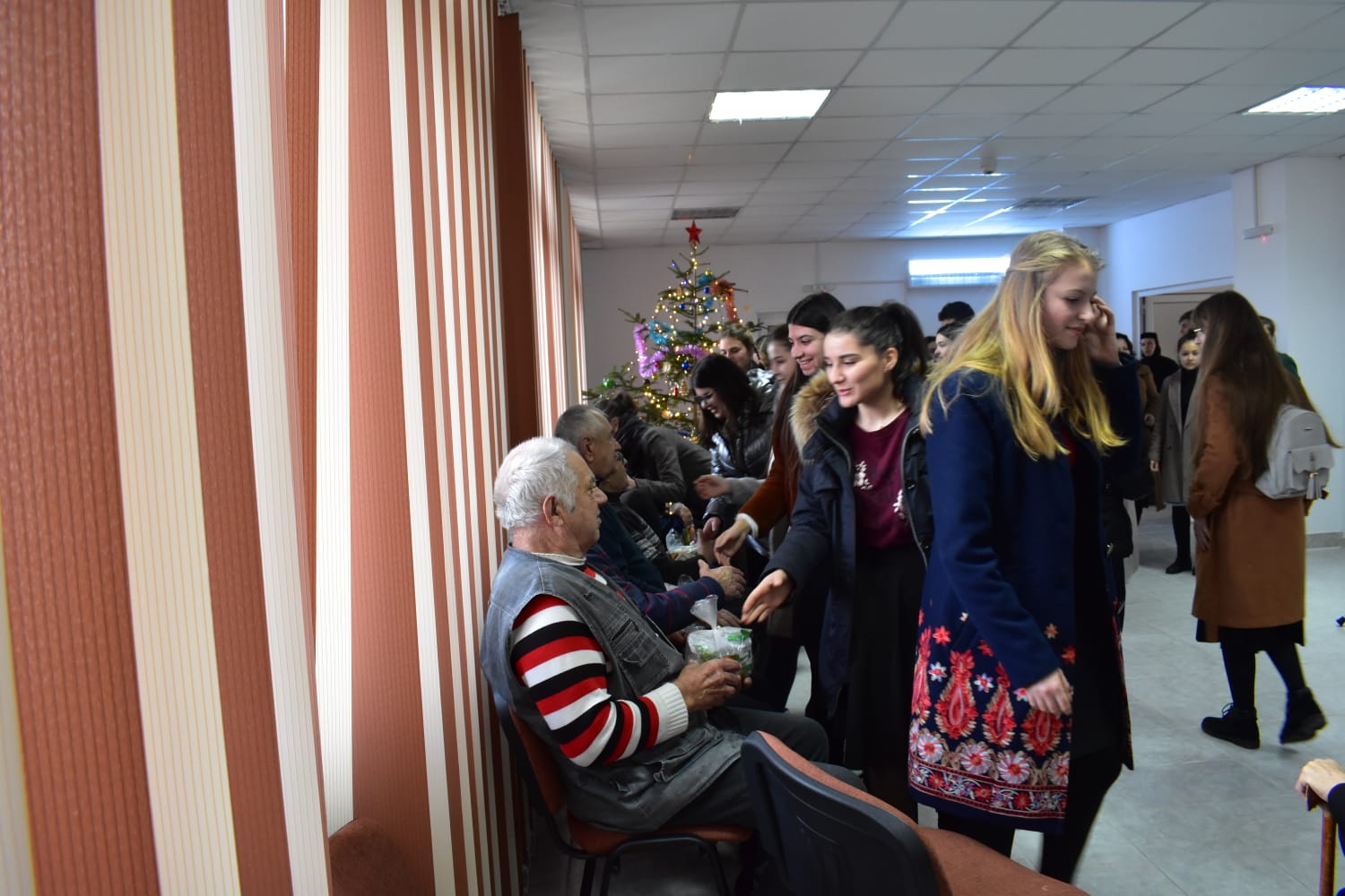 „Am pornit să colindăm” la Centrul de bătrâni de la Mănăstirea Văratec