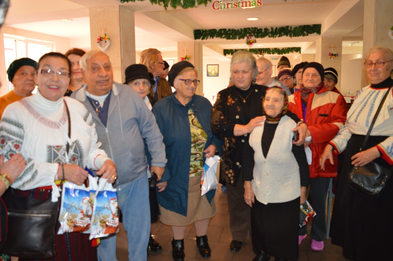 SOFR a colindat persoanele de la Căminul de bătrâni Bucium